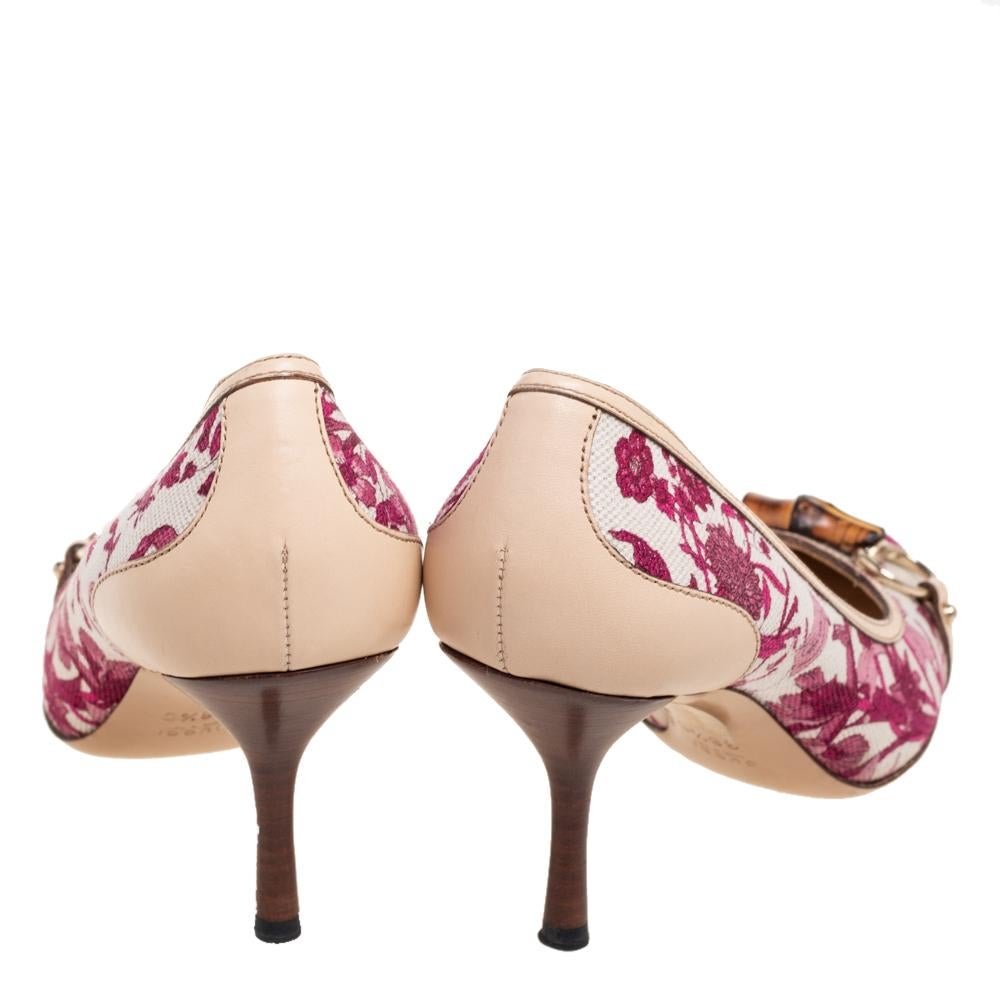 Gucci White Canvas And Leather Floral Print Bamboo Horsebit Pumps Size 38.5 In Good Condition In Dubai, Al Qouz 2