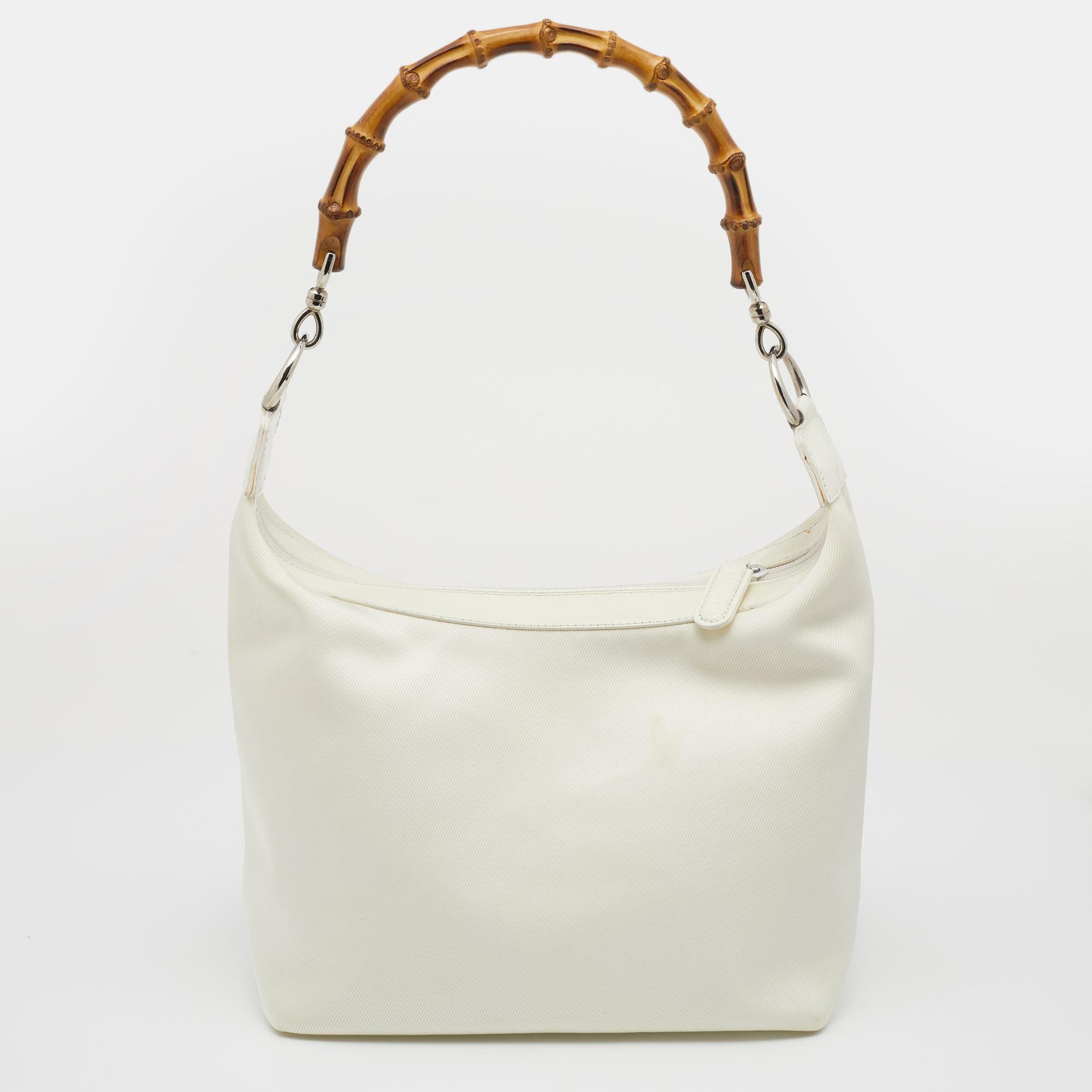 Hobos are ideal companions for ample occasions! Here we have a fashion-meets-function piece crafted from canvas and leather. This Gucci white hobo has been equipped with a capacious interior that can easily fit in all your essentials and flaunts the