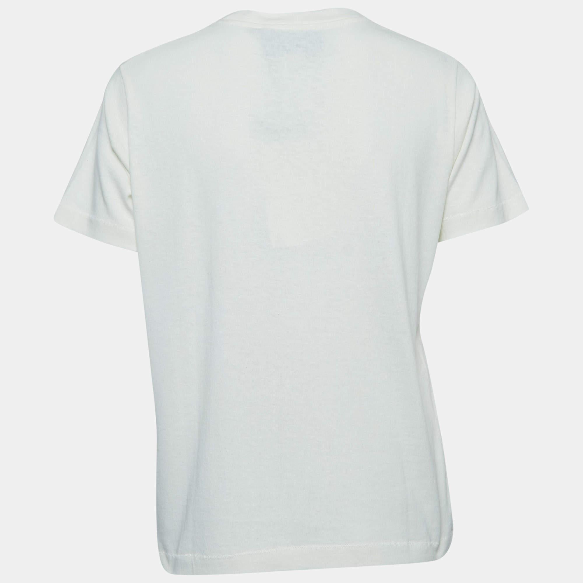 Elevate your everyday style with this meticulously crafted T-shirt by Gucci. Impeccable tailoring ensures a perfect fit, while the breathable fabric offers unparalleled ease. The creation fuses fashion and comfort seamlessly.

