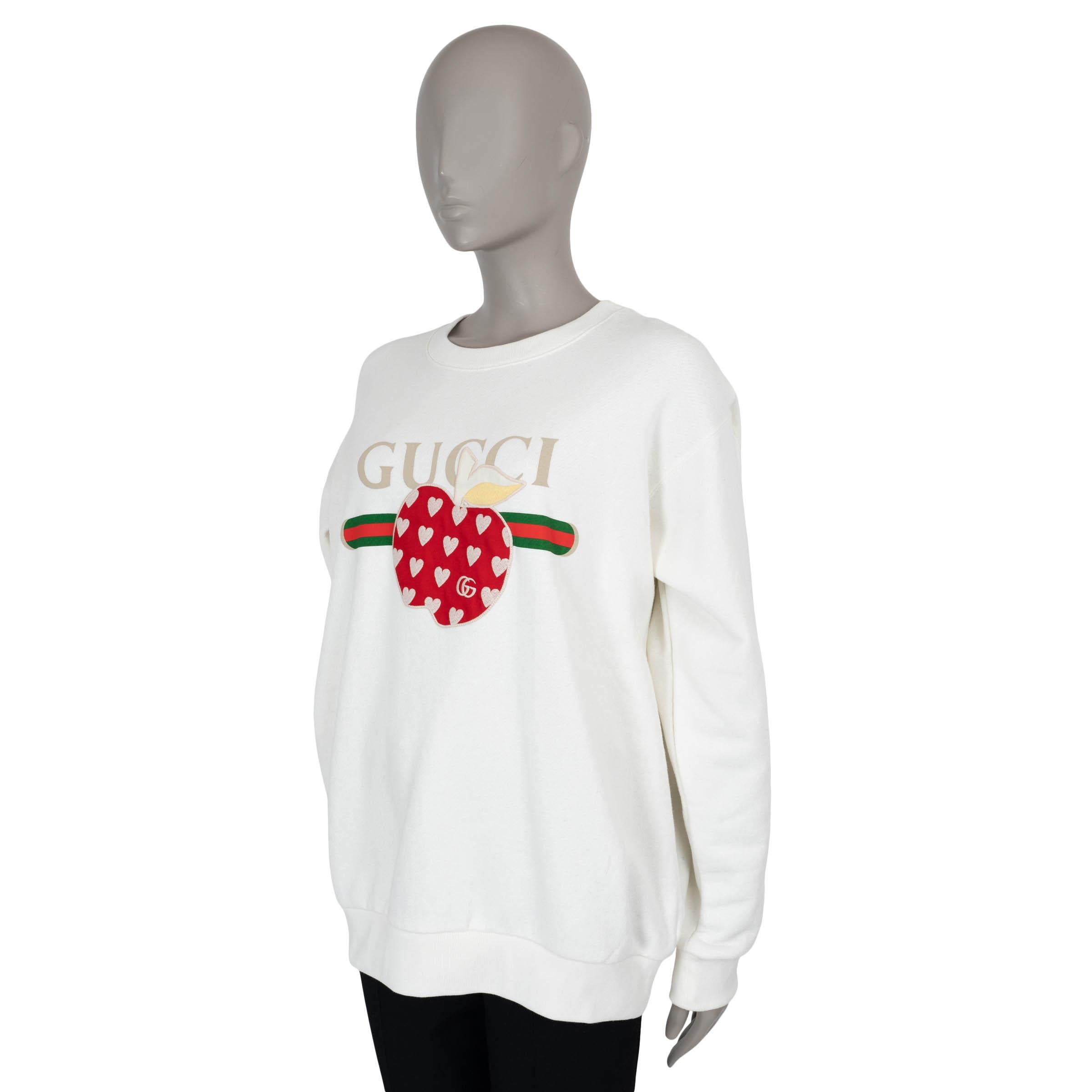 This 100% authentic Gucci Les Pommes sweatshirt in white jersey cotton (100%) brings a playful touch to casualwear. Designed with an oversized silhouette and dropped shoulders, it features a bold logo print and a heart-embroidered apple patch for a