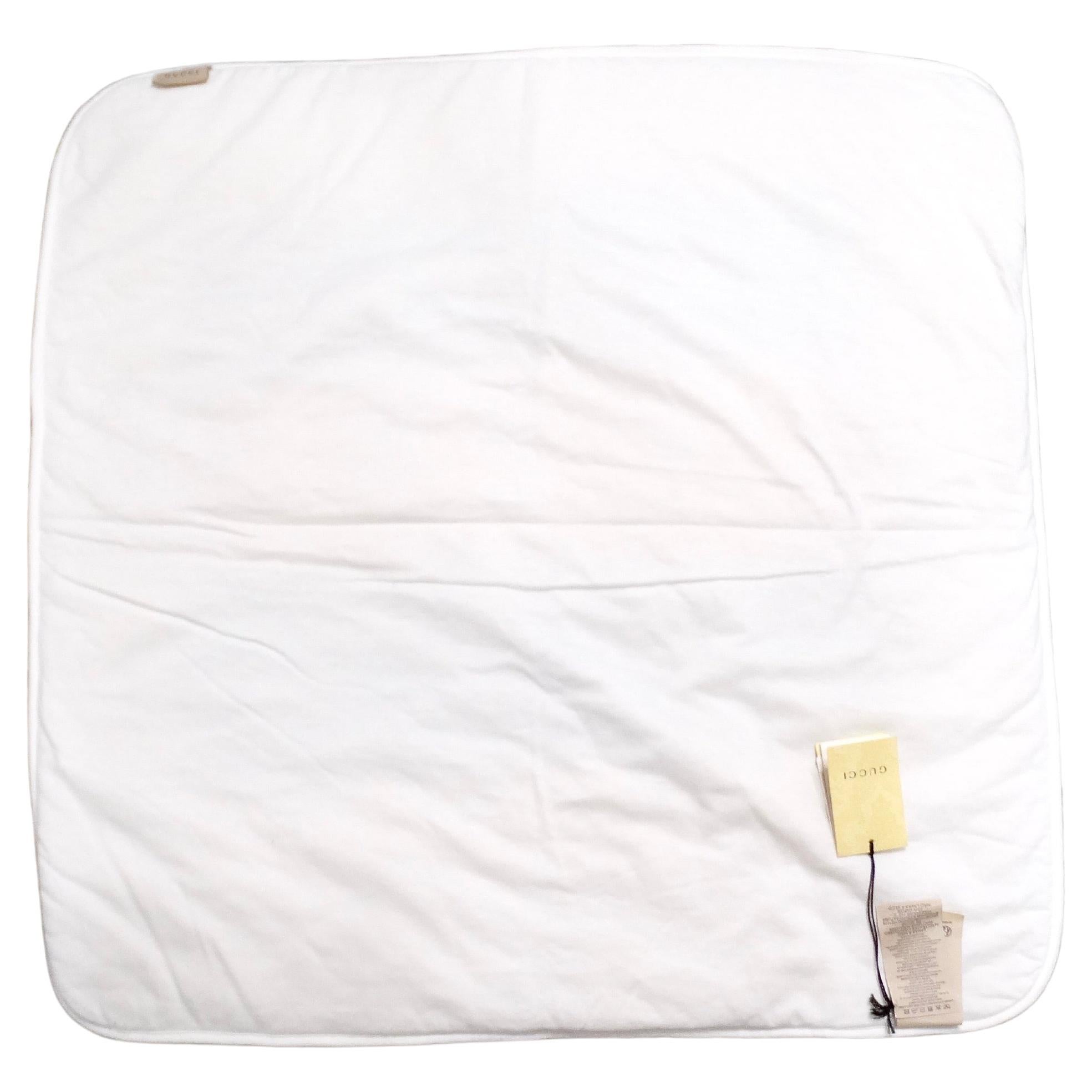 Gucci Weiß Baumwolle Bright GG Logo Print Babydecke im Zustand „Gut“ im Angebot in Scottsdale, AZ