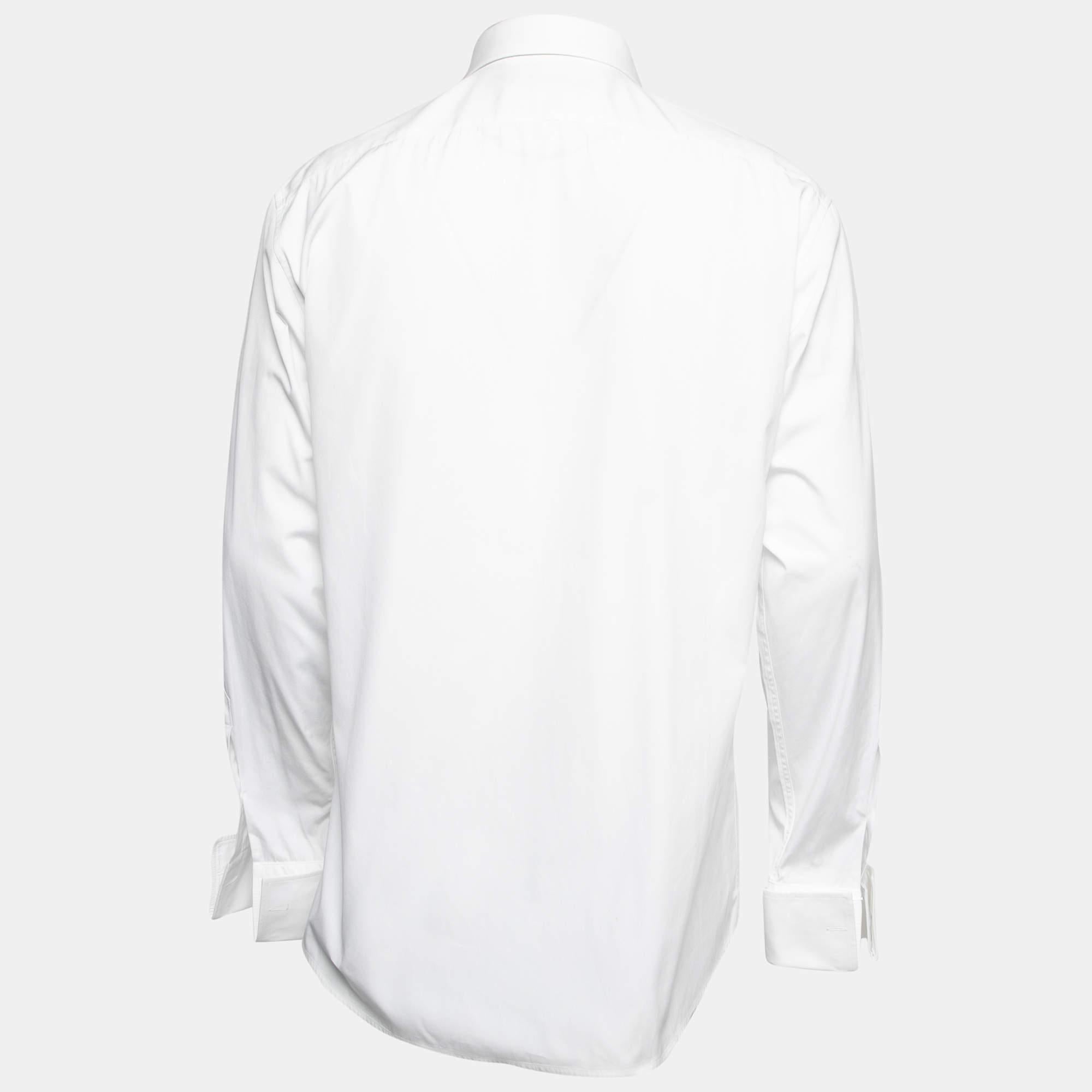 Sie ist aus hochwertiger Baumwolle gefertigt und verfügt über eine klassische Knopfleiste, die Eleganz und Vielseitigkeit ausstrahlt und sich sowohl für formelle Anlässe als auch für elegante Freizeitoutfits eignet.

