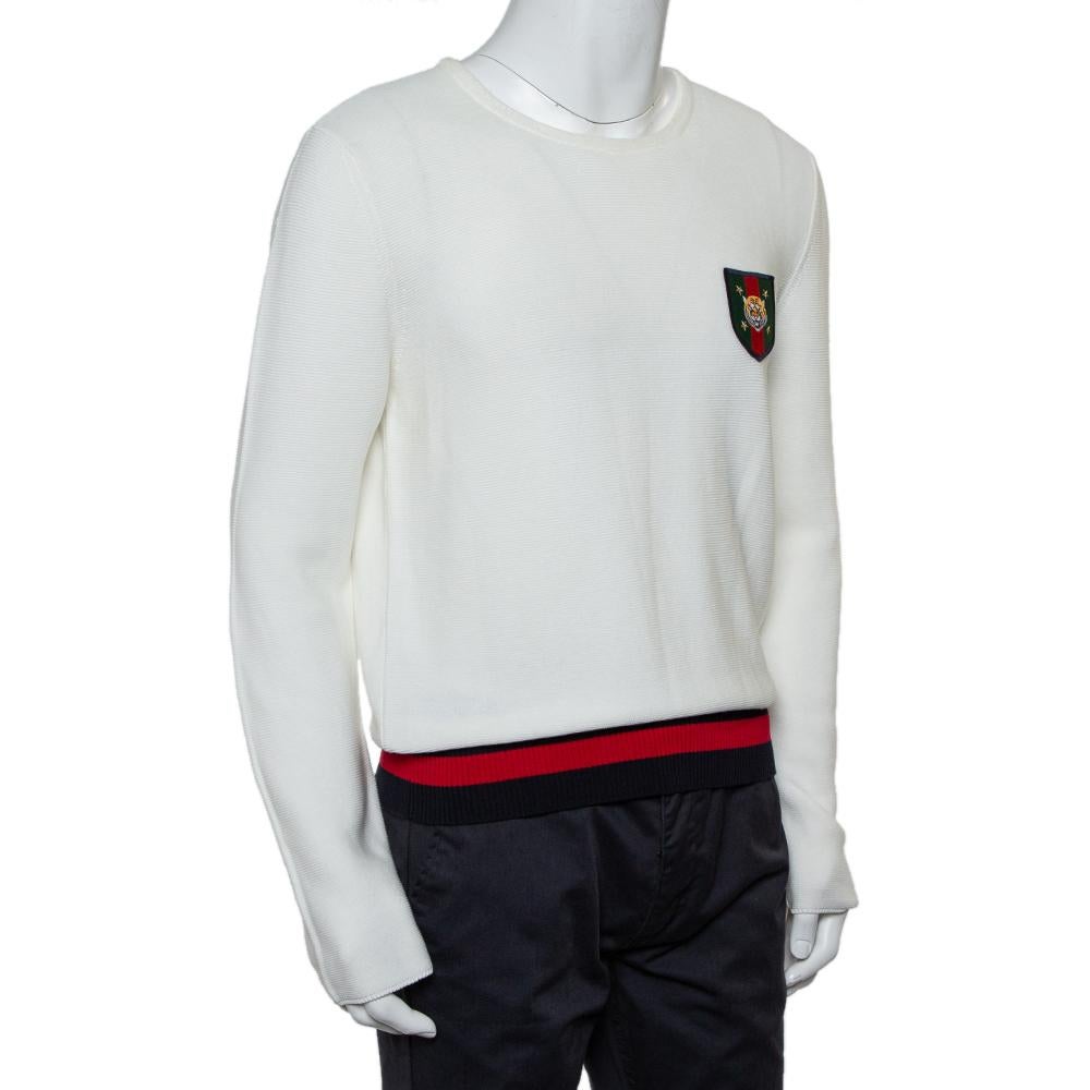 Con questa creazione, il comfort e lo stile di Gucci entrano nel tuo guardaroba. È un capo d'abbigliamento finemente lavorato con maniche lunghe, scollo rotondo, stemma della tigre sul davanti e pannello a righe sull'orlo.

