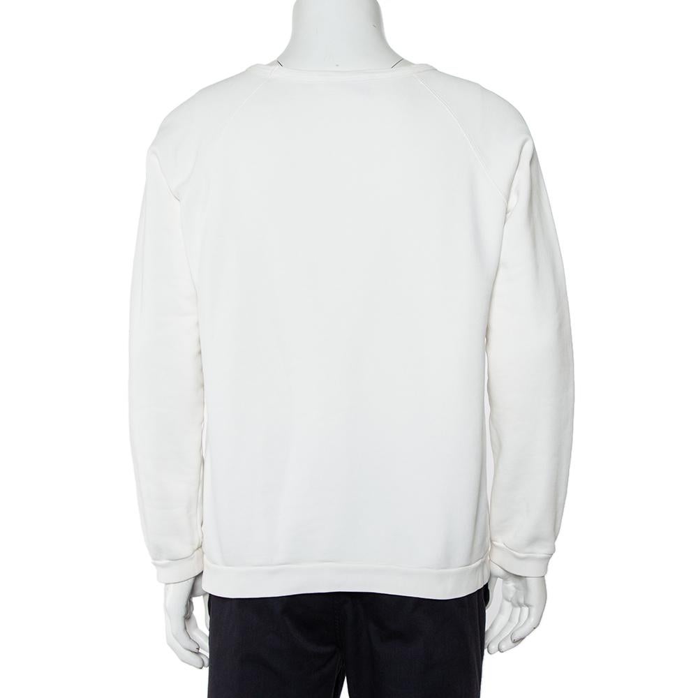 Whether you want to go out on casual outings with friends or just want to lounge around, Gucci's sweatshirt is a versatile piece and can be styled in many ways. It has been made in a white shade, the creation features the logo on the front that