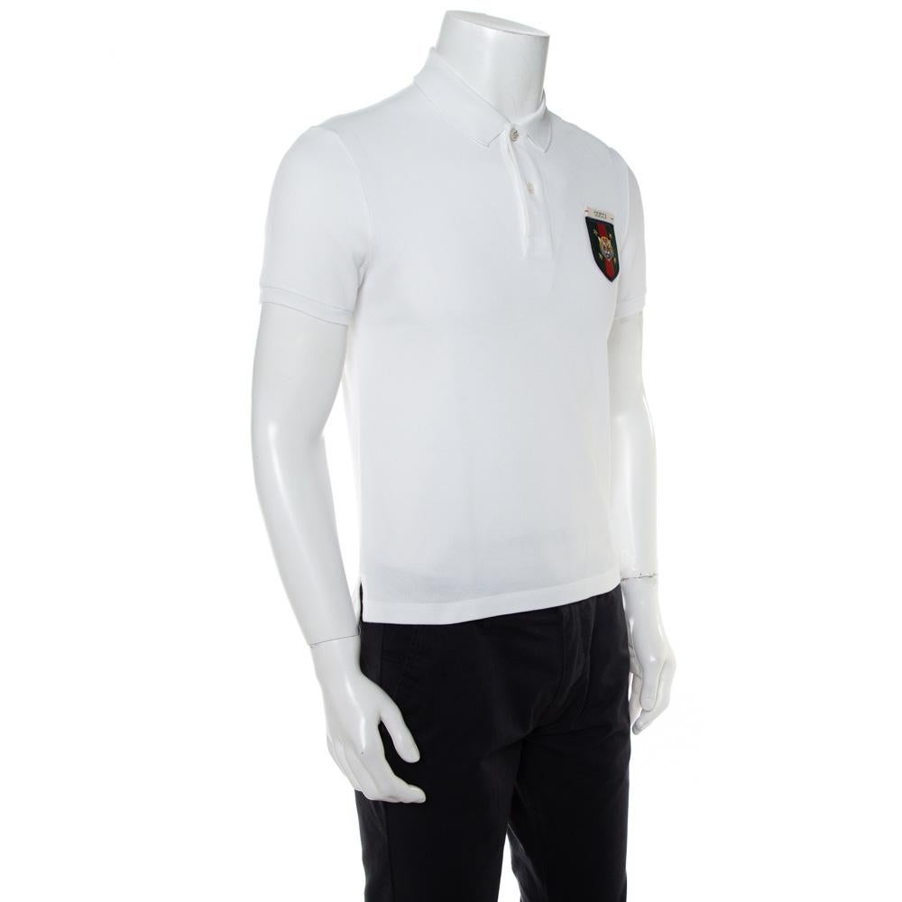 Dieses Polo-T-Shirt von Gucci hat eine tolle Passform! Es ist aus einer Baumwollmischung gefertigt und verfügt über einen klassischen Kragen:: eine Logo-Applikation auf der Brust:: kurze Ärmel und einen Knopfverschluss. Am besten passt es zu