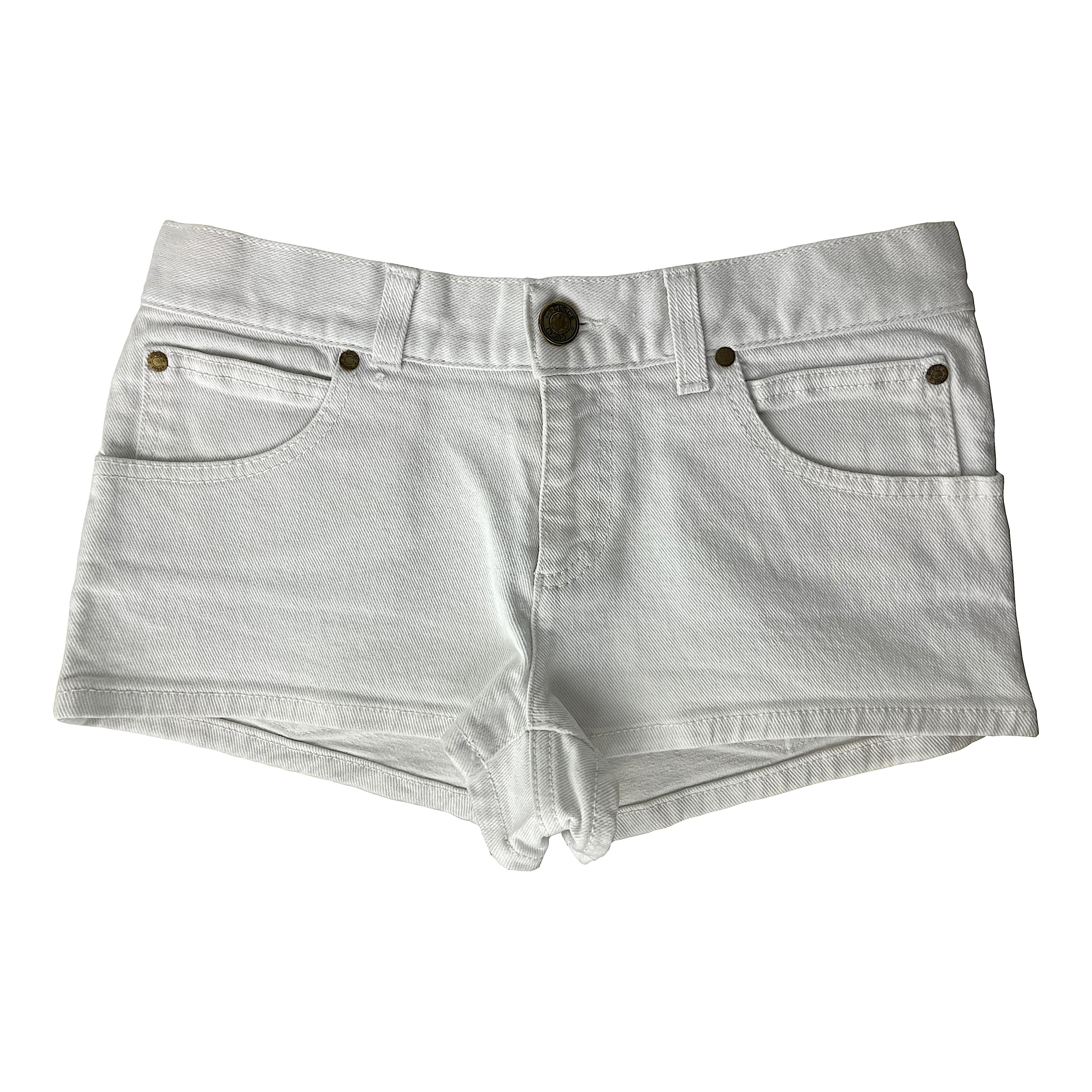 Here's a pair of vintage shorts dating back to 2006, with a design clearly inspired by the sea and the summer. An anchor is embroidered onto the back right pocket along with the Gucci's signature logo. The central button and all the rivets also