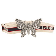 Weißer Gucci-Gürtel mit elastischen Bandkristallen und Schmetterlingshalsausschnitt 80CM