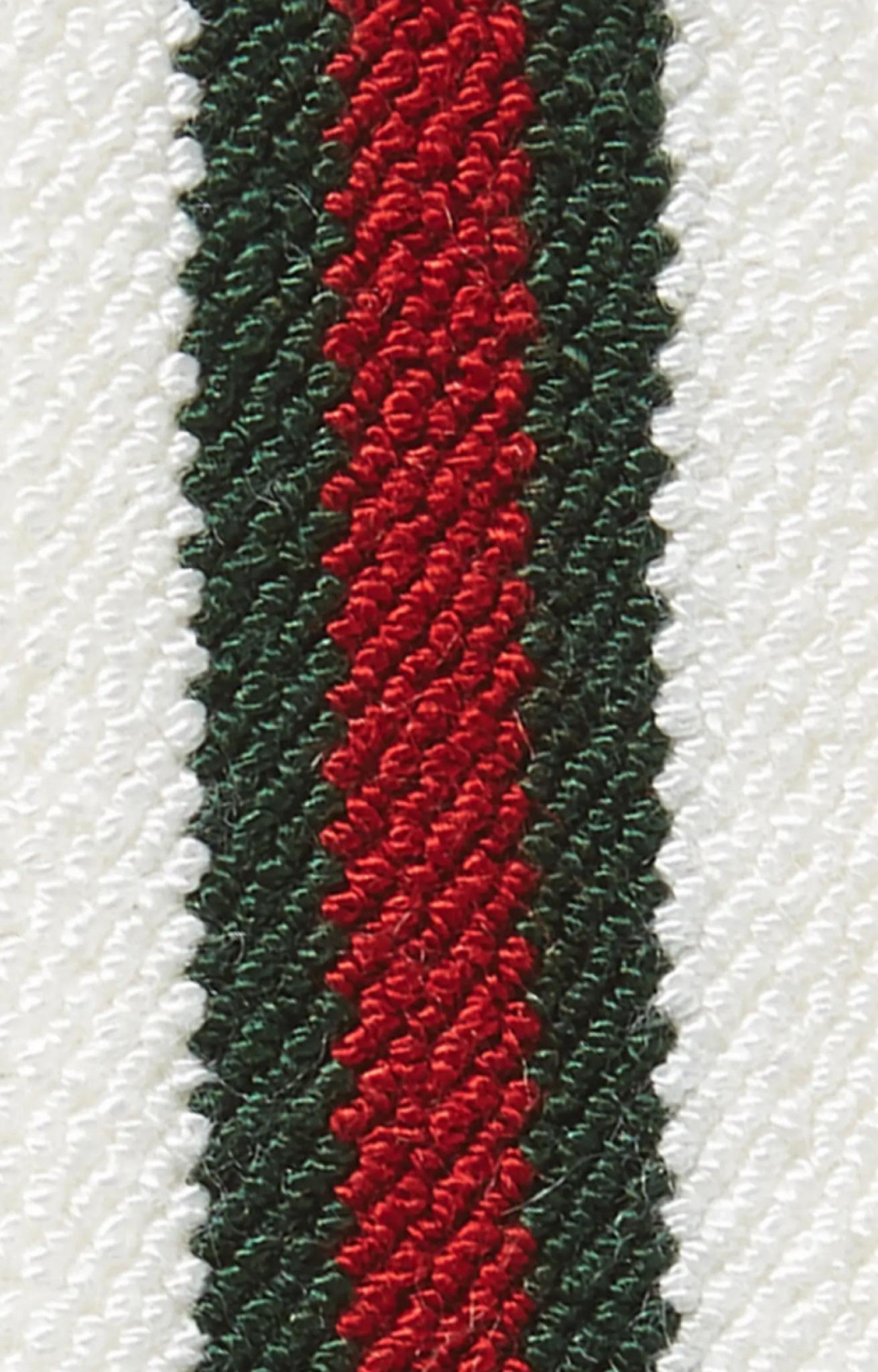 Dieses weiße elastische Stirnband ist mit einem Gucci-Streifen in Rot und Grün im Vintage-Look versehen.

FARBE: Weiß/Grün/Rot
ITEM CODE: 746045 
MATERIAL: Sythentic (Viskose/Elastan)
MASSNAHMEN:  24 x 4 cm
KOMMT MIT: Tags
ZUSTAND:
