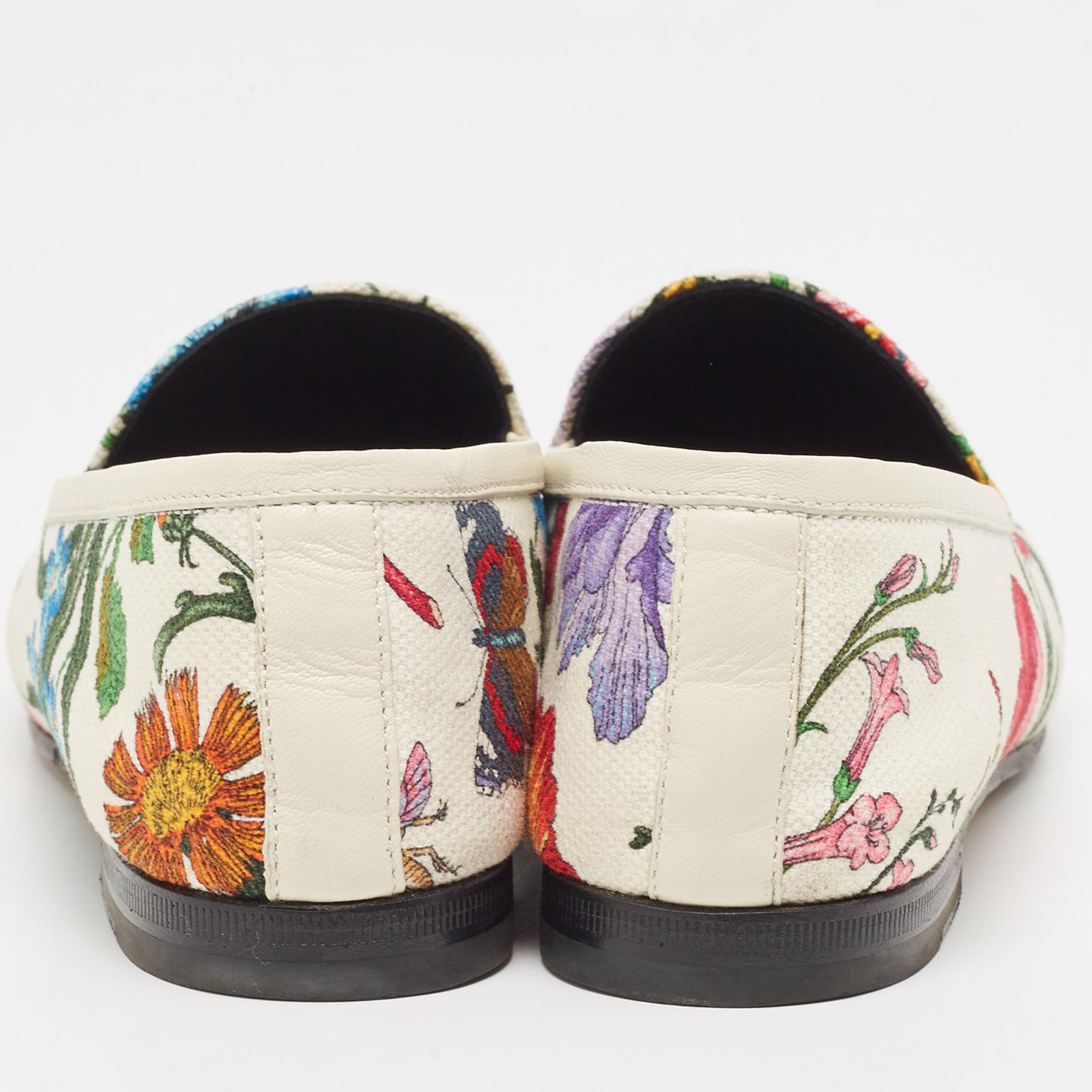 Gucci White Floral Canvas Jordaan Horsebit Slip On Loafers Size 35 In Good Condition For Sale In Dubai, Al Qouz 2