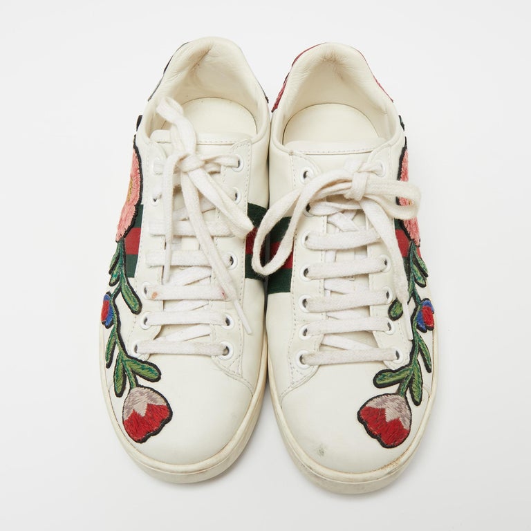 Gucci - Baskets basses Ace en cuir brodées de fleurs blanches, taille 36,5  - En vente sur 1stDibs