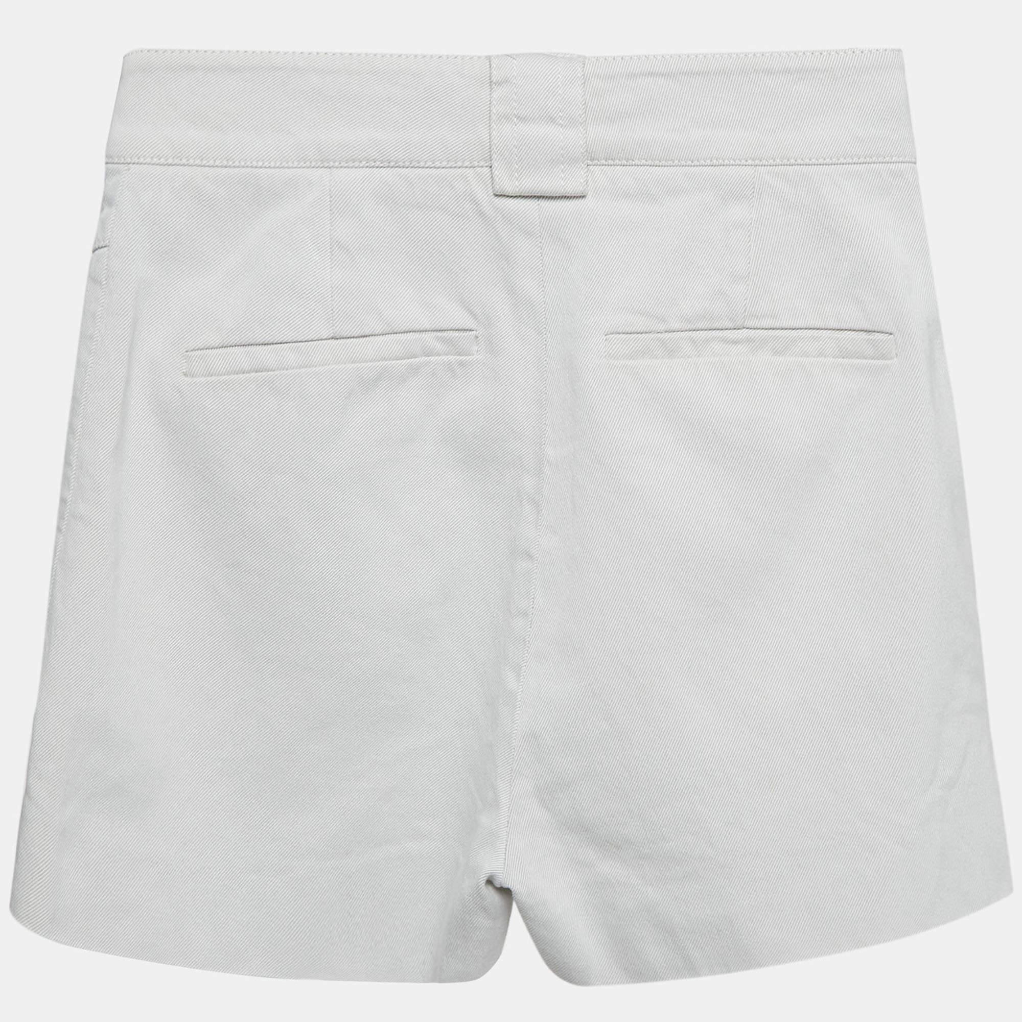 Realizzati con cura, questi pantaloncini bianchi da donna di Gucci sono perfetti per essere indossati tutto il giorno. Realizzati in gabardine, i pantaloncini sono dotati di quattro tasche e chiusura frontale con bottoni e zip.
