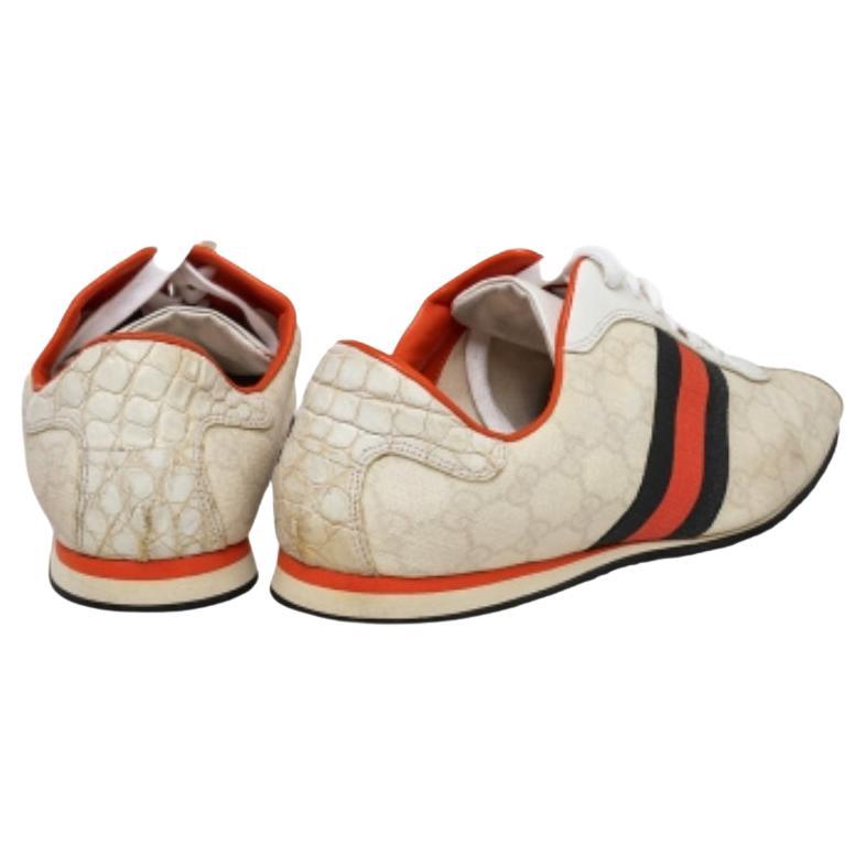 Diese Gucci-Sneaker sorgen für sofortigen Komfort! Sie sind mit dem kultigen Gucci-Web-Detail sowie mit Leder mit Krokoprägung und Lederbesätzen auf dem GG-Canvas-Obermaterial ausgestattet. Sie sind mit Leder gefüttert und mit Schnürsenkeln