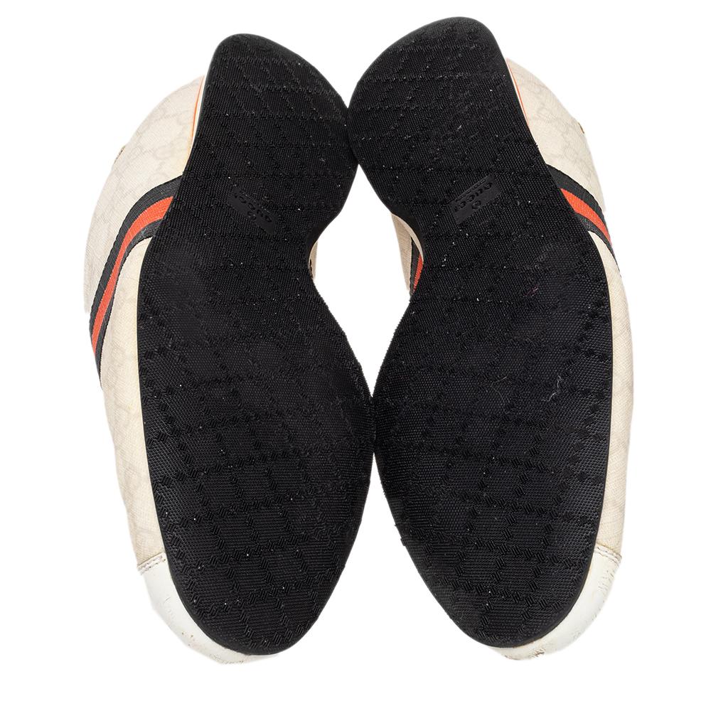 Gucci Weiße GG Low Top Sneakers aus beschichtetem Segeltuch und Leder mit Web Größe 39,5 im Zustand „Relativ gut“ im Angebot in Dubai, Al Qouz 2
