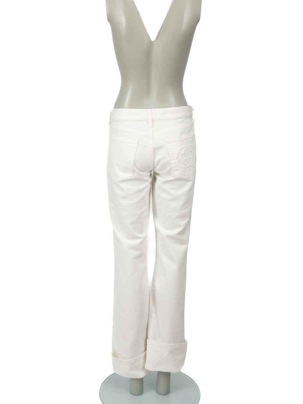Gucci Weiße GG bestickte Logo-Jeans Größe L im Zustand „Hervorragend“ im Angebot in London, GB