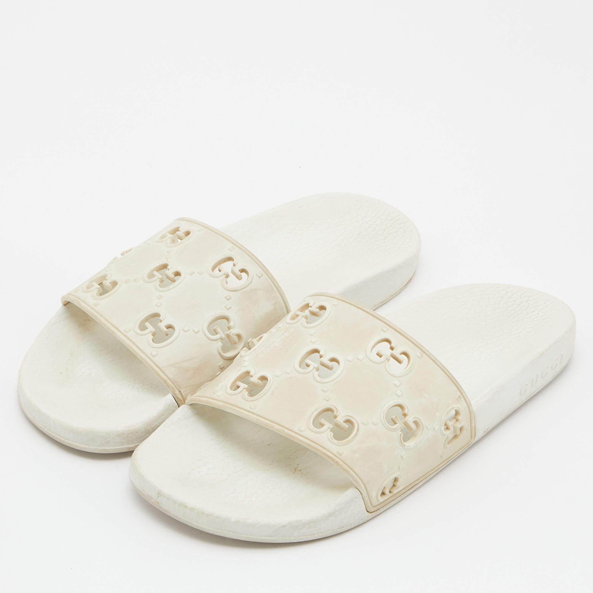 These well crafted designer flats have got you covered for all day plans. They come in a casual design  and they look great on the feet.