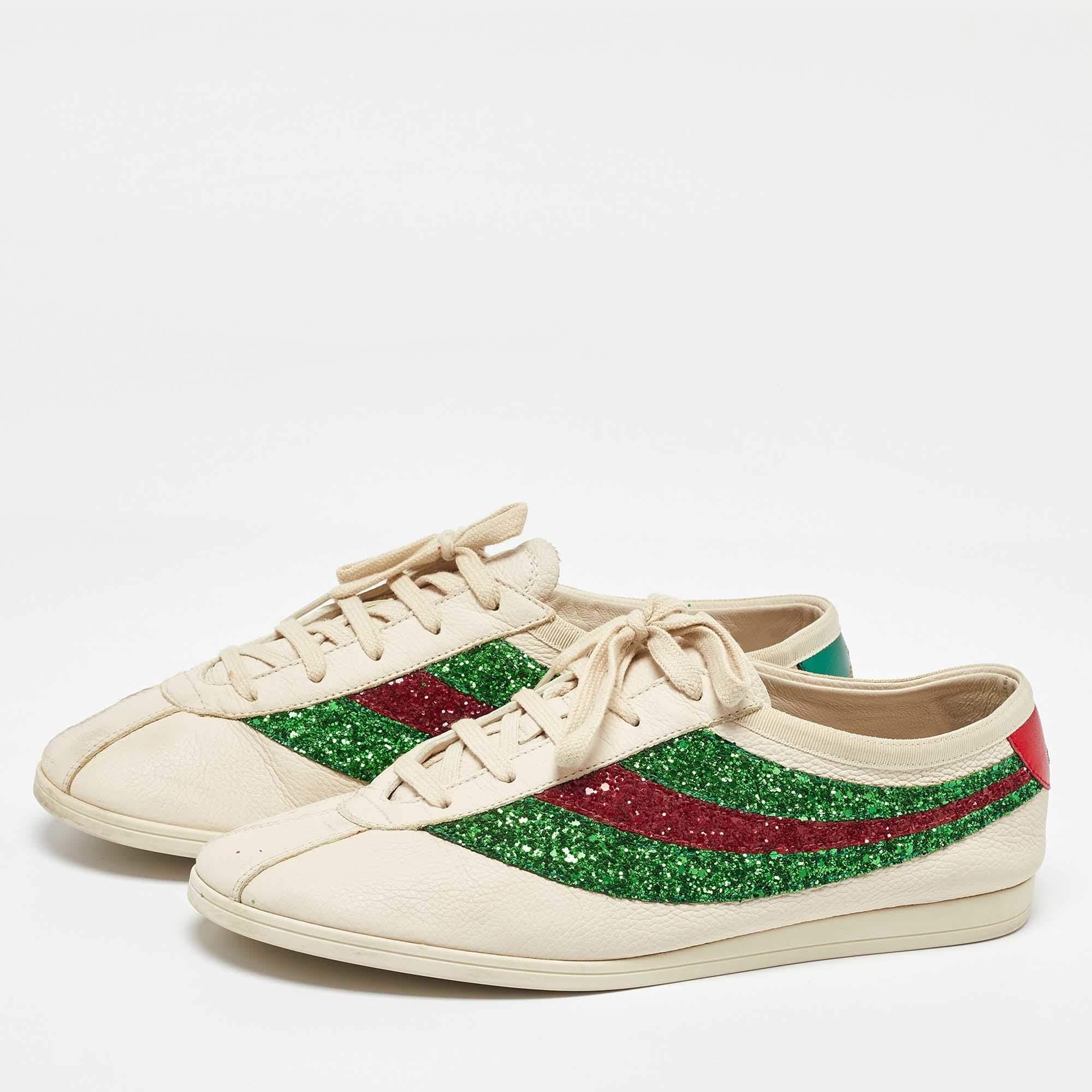 Agrémentée de détails caractéristiques, cette paire de Gucci est réalisée en cuir blanc et dotée d'une coupe basse et d'empeignes à lacets. Elles sont ornées des rayures iconiques de l'Icone. Complétées par des garnitures contrastantes portant des