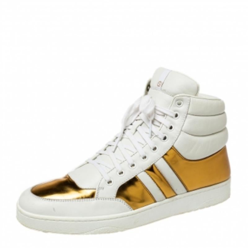 These Gucci sneakers just uplift the style quotient to a new level. Crafted with quality leather, this pair features horizontal quilting on the counters. In the dual tones of white and gold, this creation has a front lace closure with a comfortable