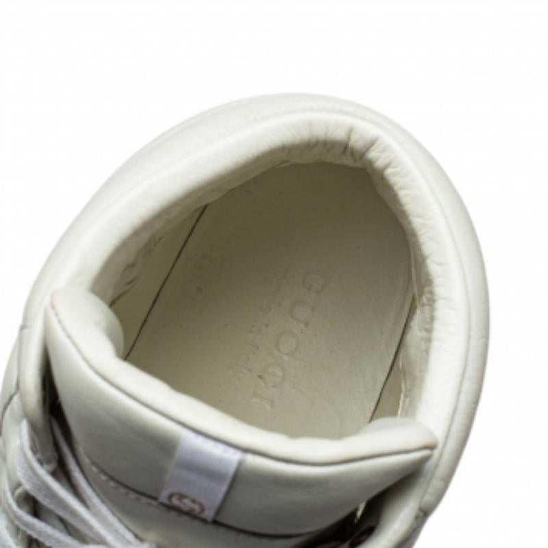 Gucci White/Gold Leather Lace Up High Top Sneakers Size 43.5 In Good Condition For Sale In Dubai, Al Qouz 2