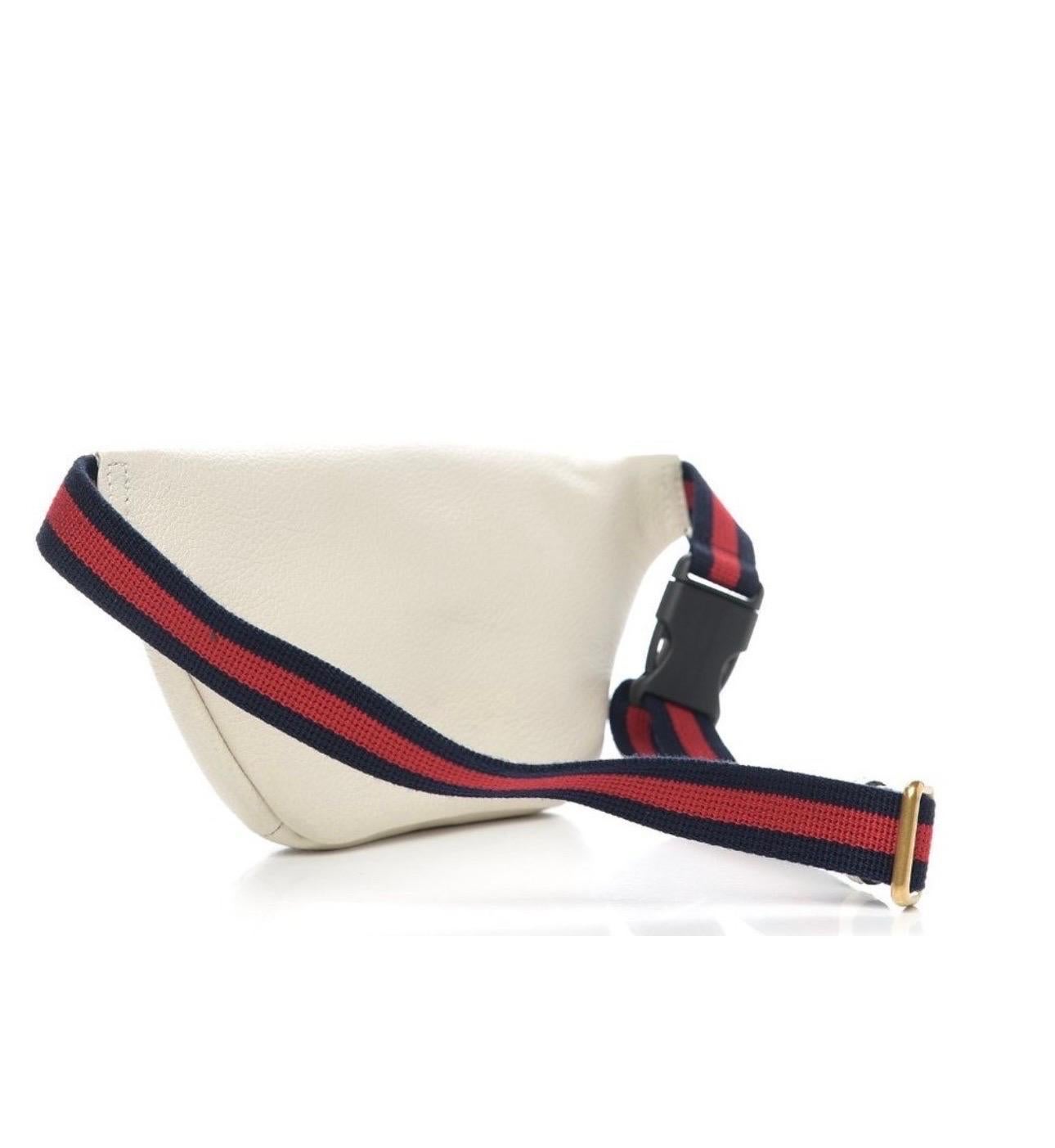 Gucci White Graind Calf Skin Leather Logo crossbody bag, Logo Belt Bag In Excellent Condition In New York, NY