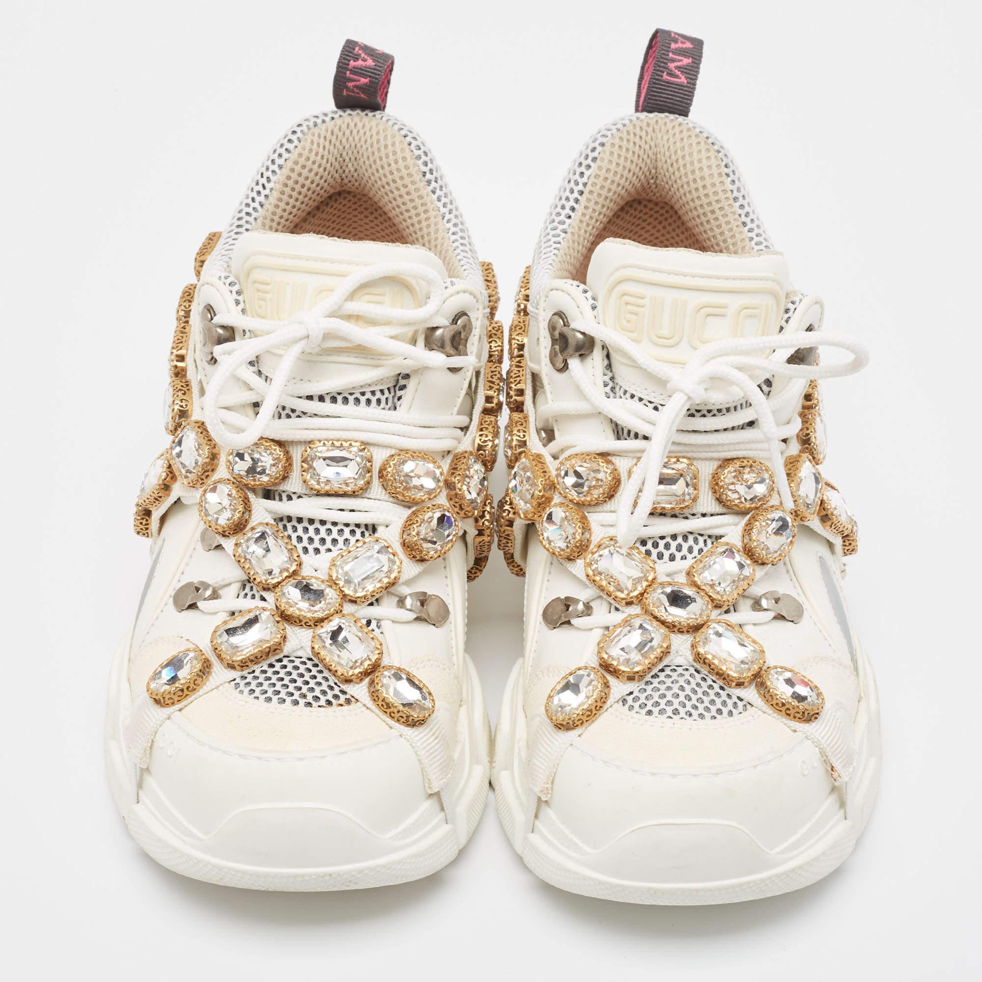 Mit diesen Gucci-Sneakern können Sie Ihr Schuhwerk aufwerten. Die Kombination aus hochwertiger Ästhetik und unvergleichlichem Komfort macht diese Sneaker zu einem Symbol für modernen Luxus und tadellosen Geschmack.

