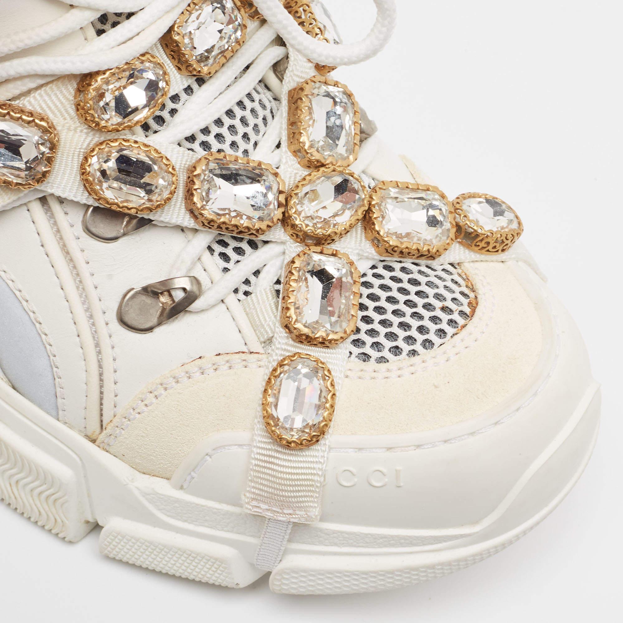 Gucci Baskets Flashtrek embellies de cristaux en cuir et maille blanc/gris, taille 39 en vente 2