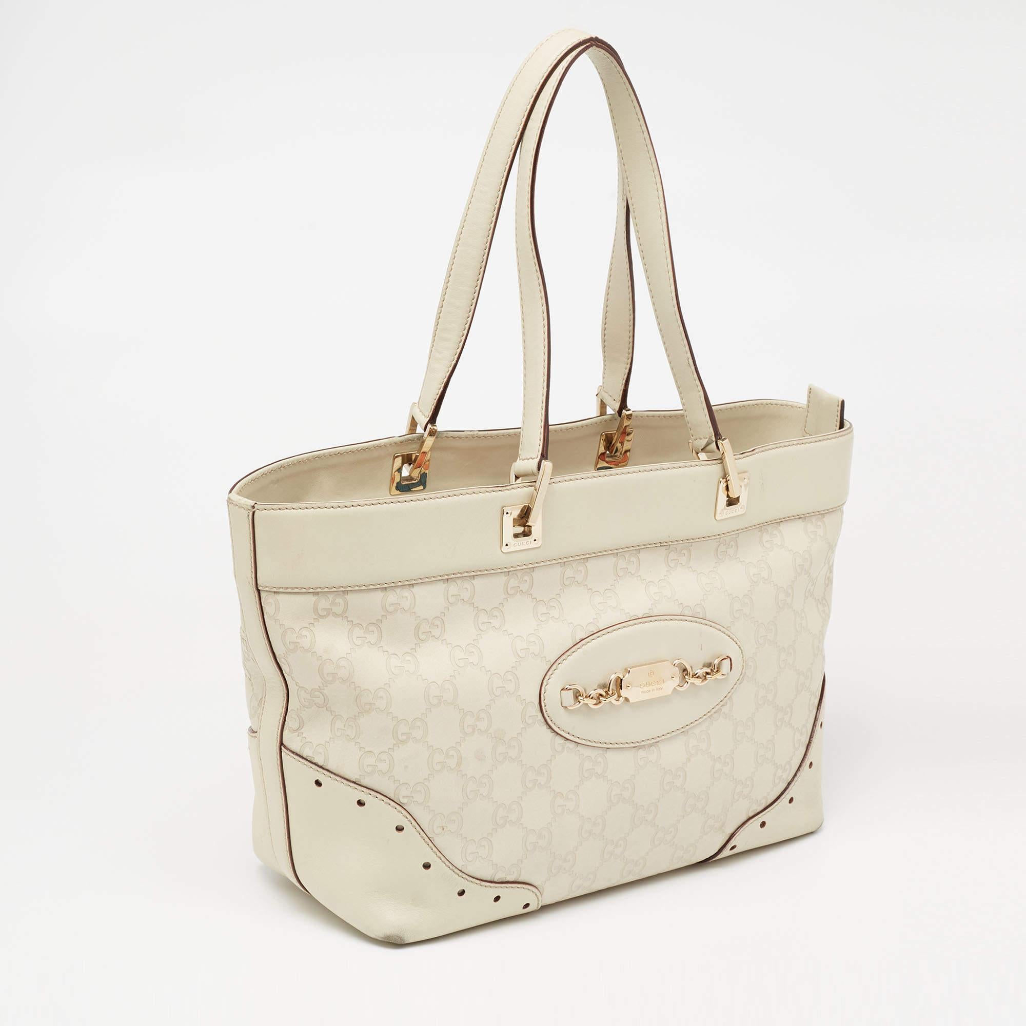 Give your fashion confusion a backseat by owning this stunning Gucci Punch tote. Functional and stylish, it flaunts gold-tone hardware, a spacious fabric-lined interior, and dual handles at the top. It comes made from the signature Guccissima