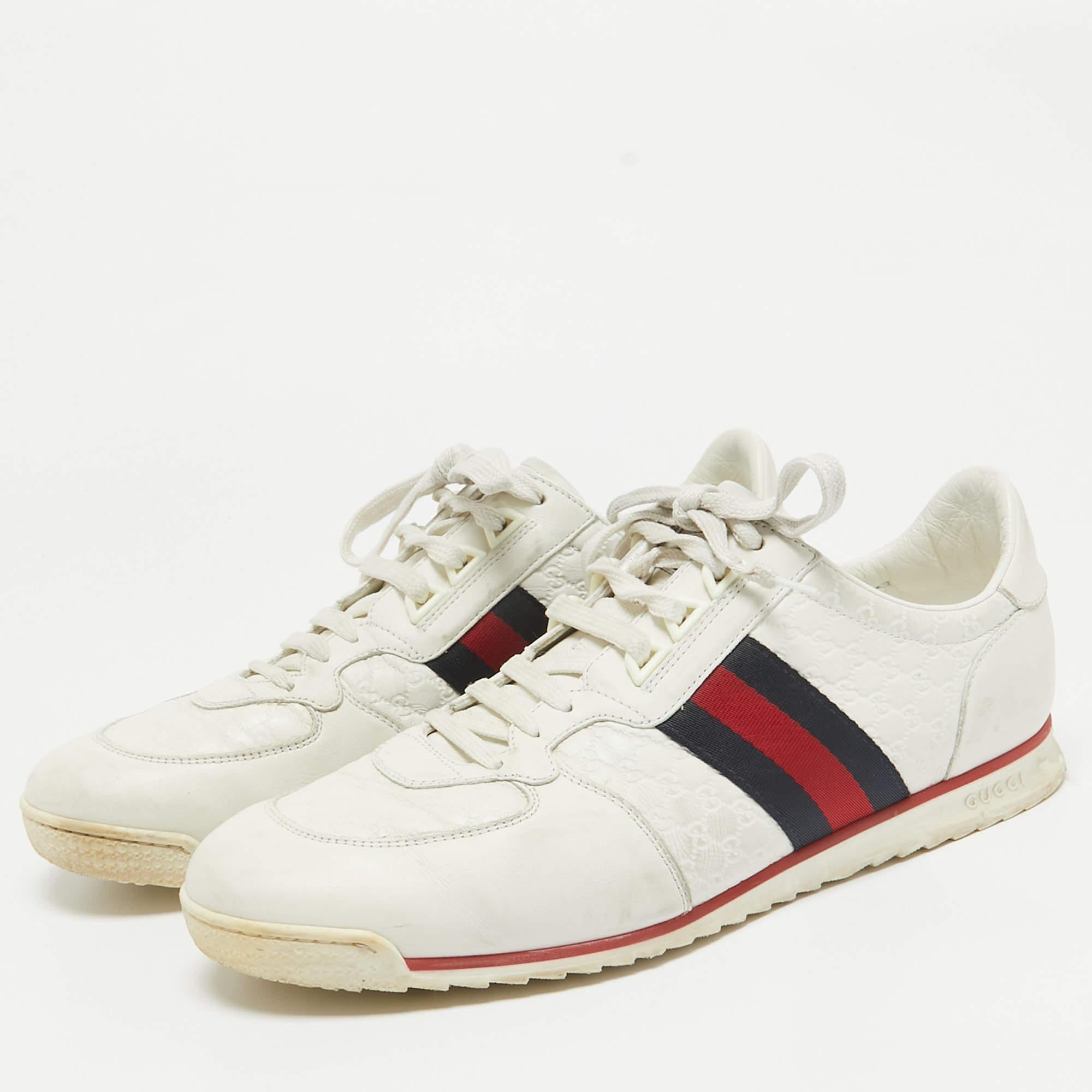 Vollgepackt mit Stil und Komfort  Diese Gucci-Sneaker sind sanft zu den Füßen, so dass Sie gut durch den Tag gleiten können. Sie haben ein glattes Oberteil mit Spitzenverschluss  und sie sind auf haltbaren Gummisohlen gelagert.