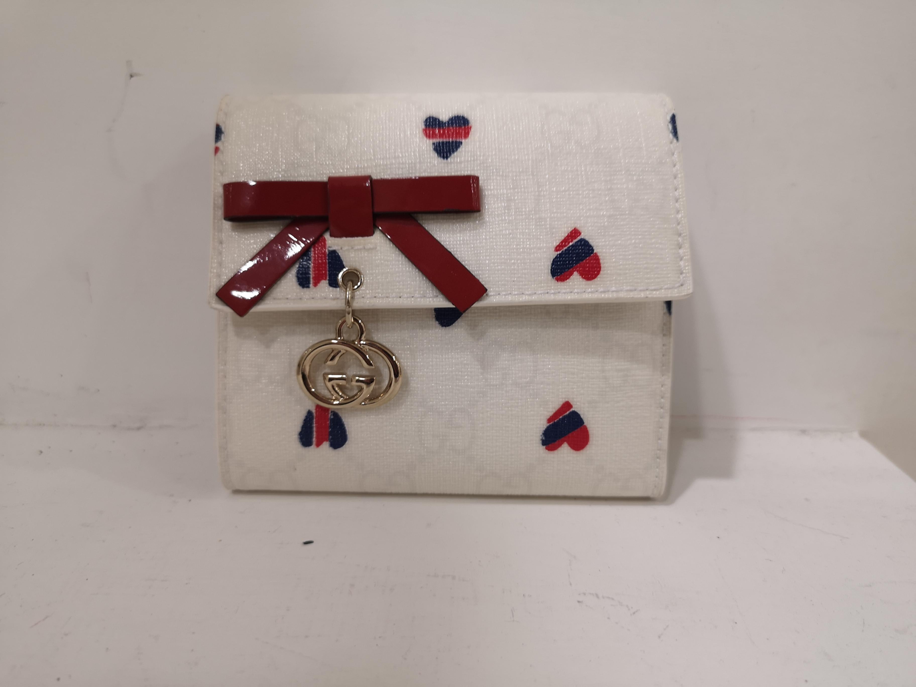 Gucci white heart wallet NWOT 5