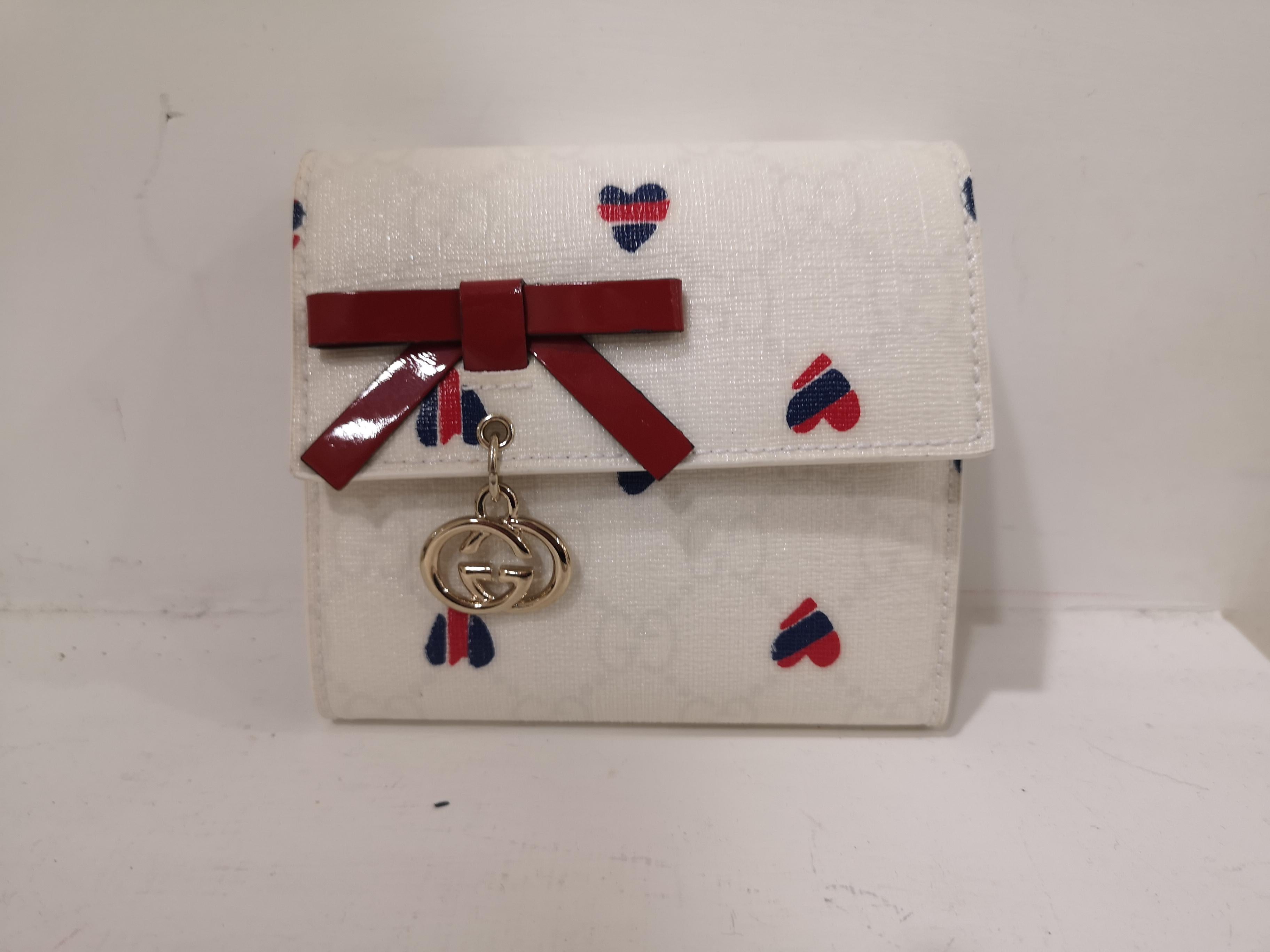 Gucci white heart wallet NWOT 4