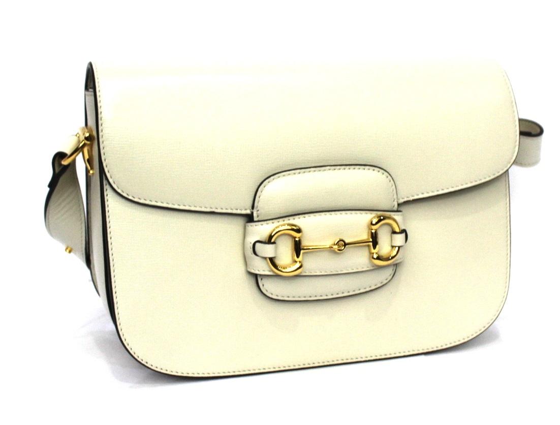 This Gucci 1955 Horsebit bag reinterprets an archival design.

Made of smooth white leather with golden hardware with horsebit detail on the front.

Flap closure, internally large enough.

Equipped with shoulder strap with automatic buttons