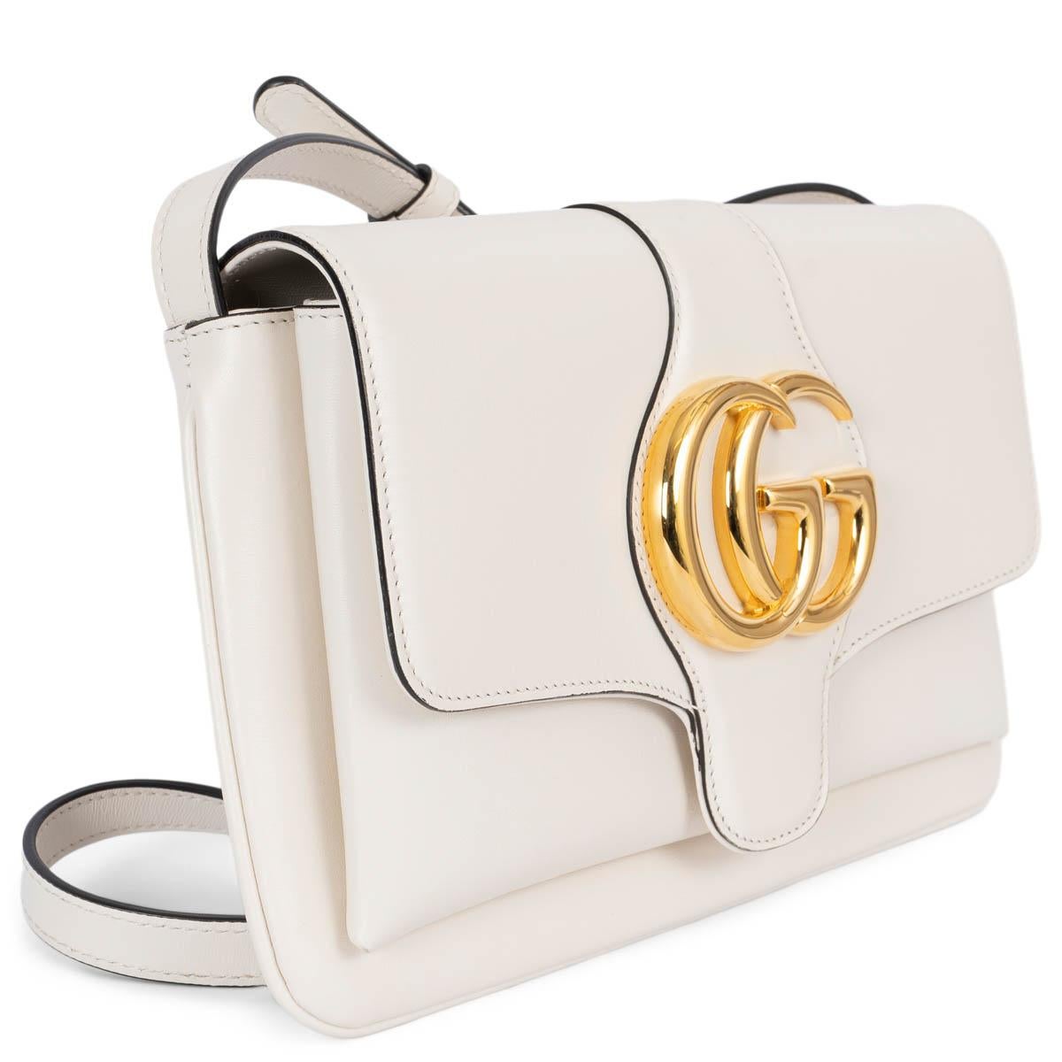 100% authentic Gucci Small Arli flap bag in white calfskin featuring gold-tone hardware. The interior is lined in a light pink grosgrain fabric and divided in two compartments with one zipper pocket against the back. Has been carried and shows some