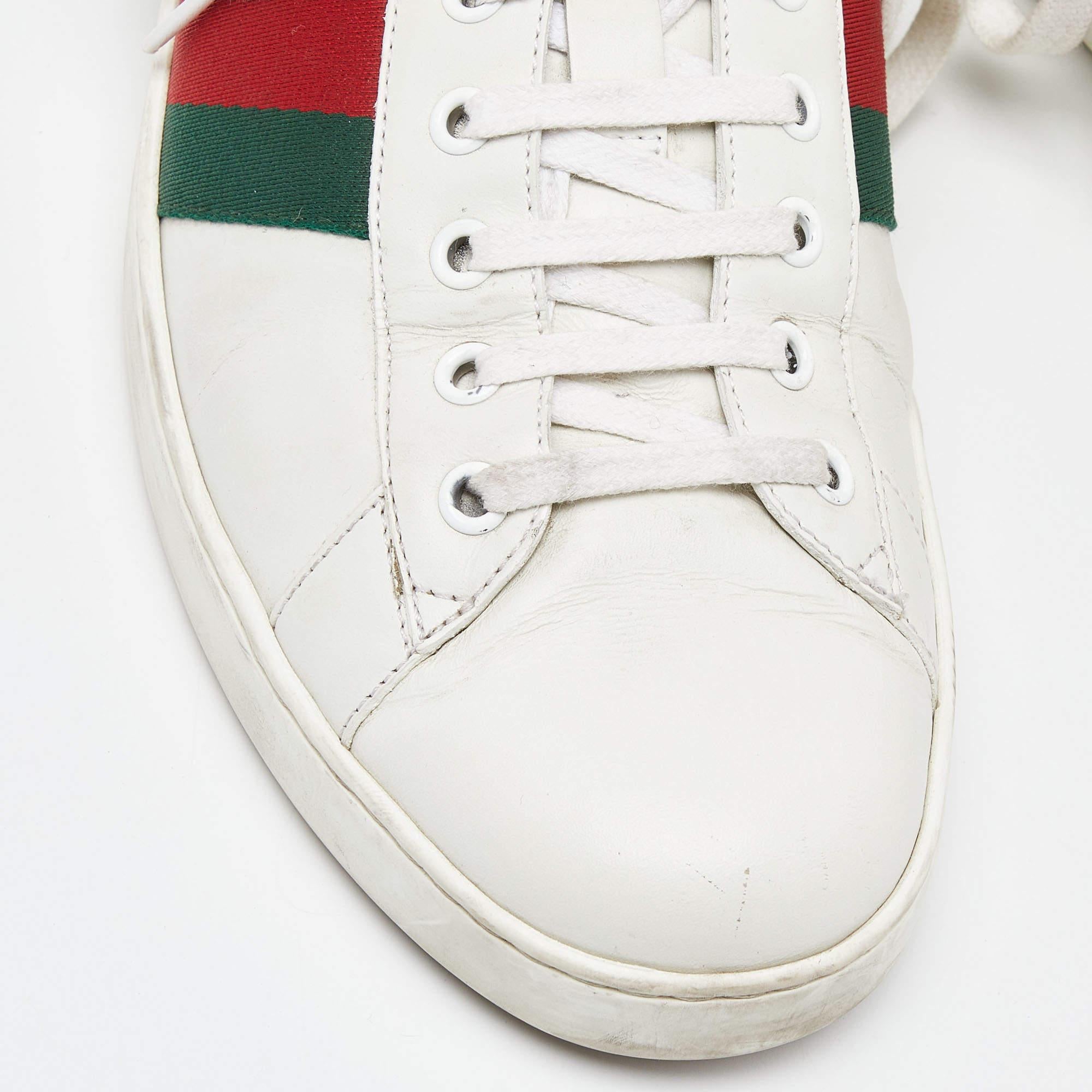 Stacked with signature details, this Gucci pair is rendered in leather and is designed in a low-cut style with lace-up vamps. They have been fashioned with iconic web stripes. Complete with contrasting trims carrying the brand label on the counters,