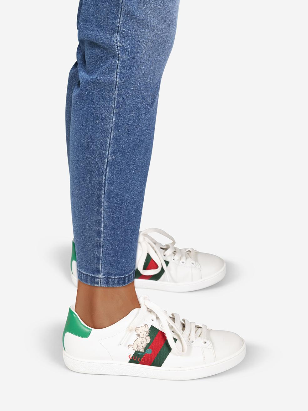 CONDITION is Very good. Minimal wear to trainers is evident. Minimal wear to the toe and lace area of both shoes where some slight discolouration and creasing can be seen. There is a small mark near the back on the left shoe on this used Gucci