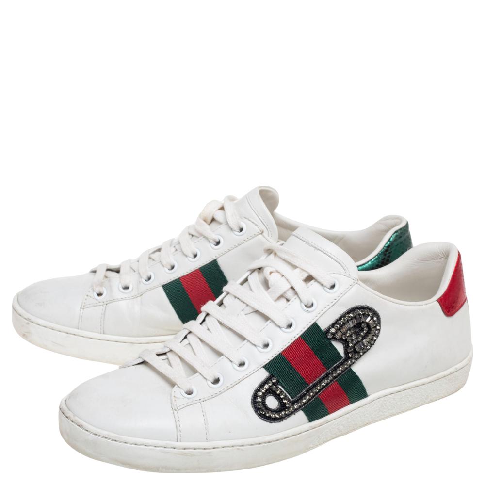 Gucci White Leather Ace Safety Pin Embellished Low Top Sneakers Size 38.5 In Good Condition In Dubai, Al Qouz 2