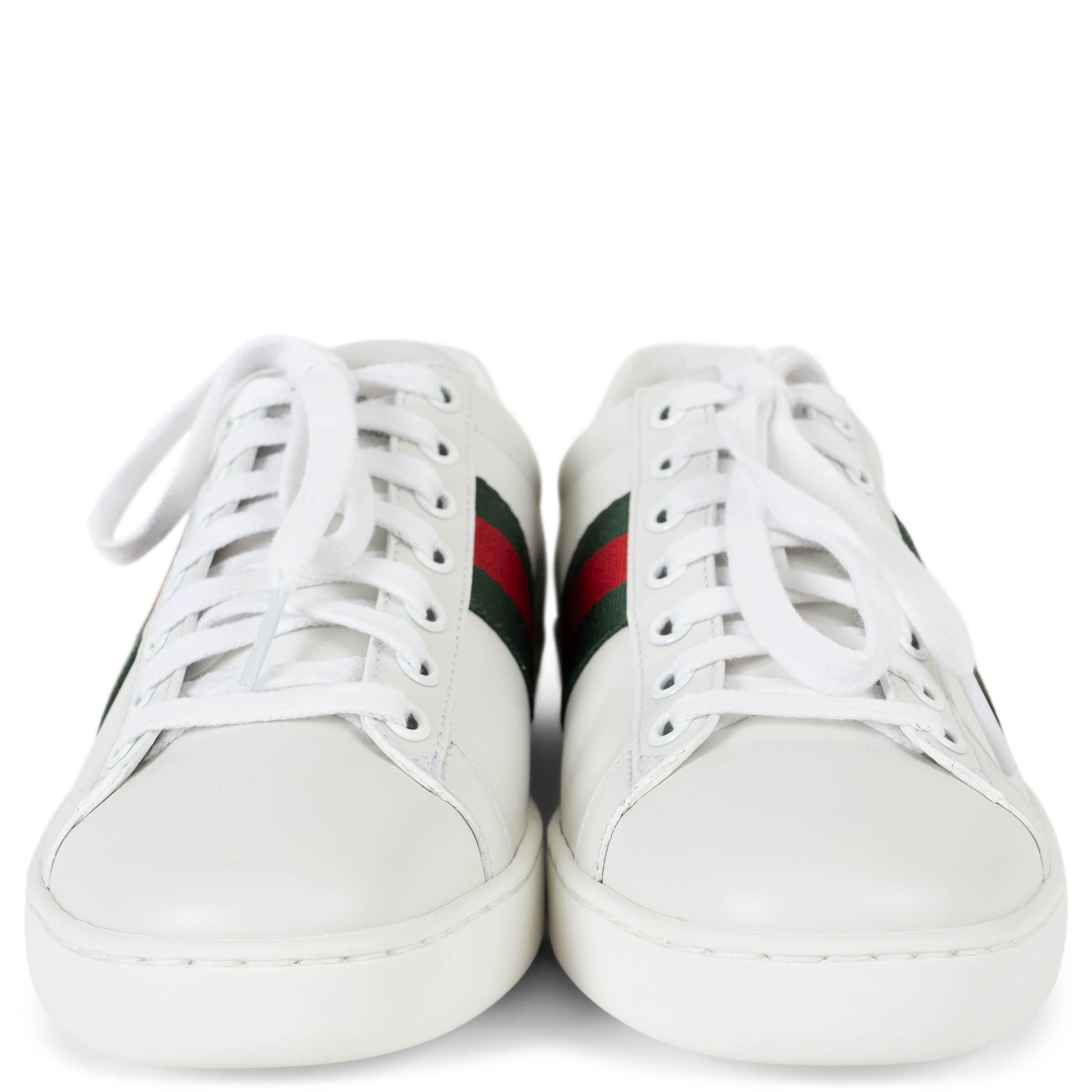 Diese 100% authentischen Gucci Ace Sneakers sind aus weißem Glattleder gefertigt und mit den für das Haus charakteristischen grünen und roten Webstreifen an den Seiten versehen, die jeweils mit einer goldfarbenen Metallic-Biene bestickt sind - ein