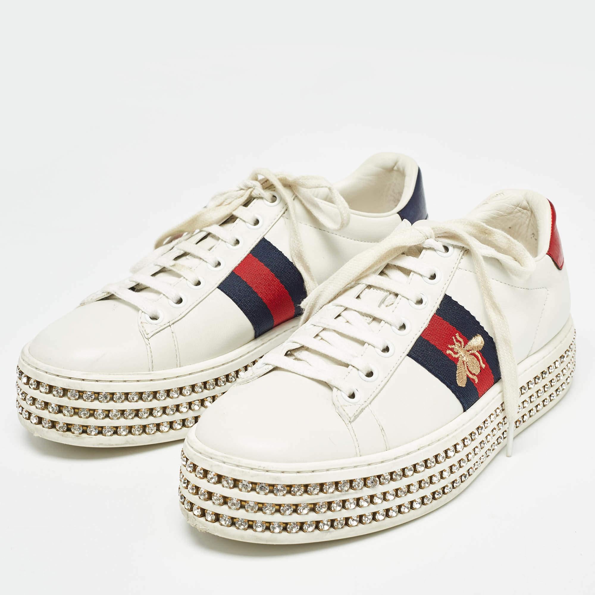 Diese Designer-Sneakers in klassischer Silhouette sind eine nahtlose Kombination aus Luxus, Komfort und Stil. Diese Sneaker sind mit charakteristischen Details und bequemen Innensohlen ausgestattet.
