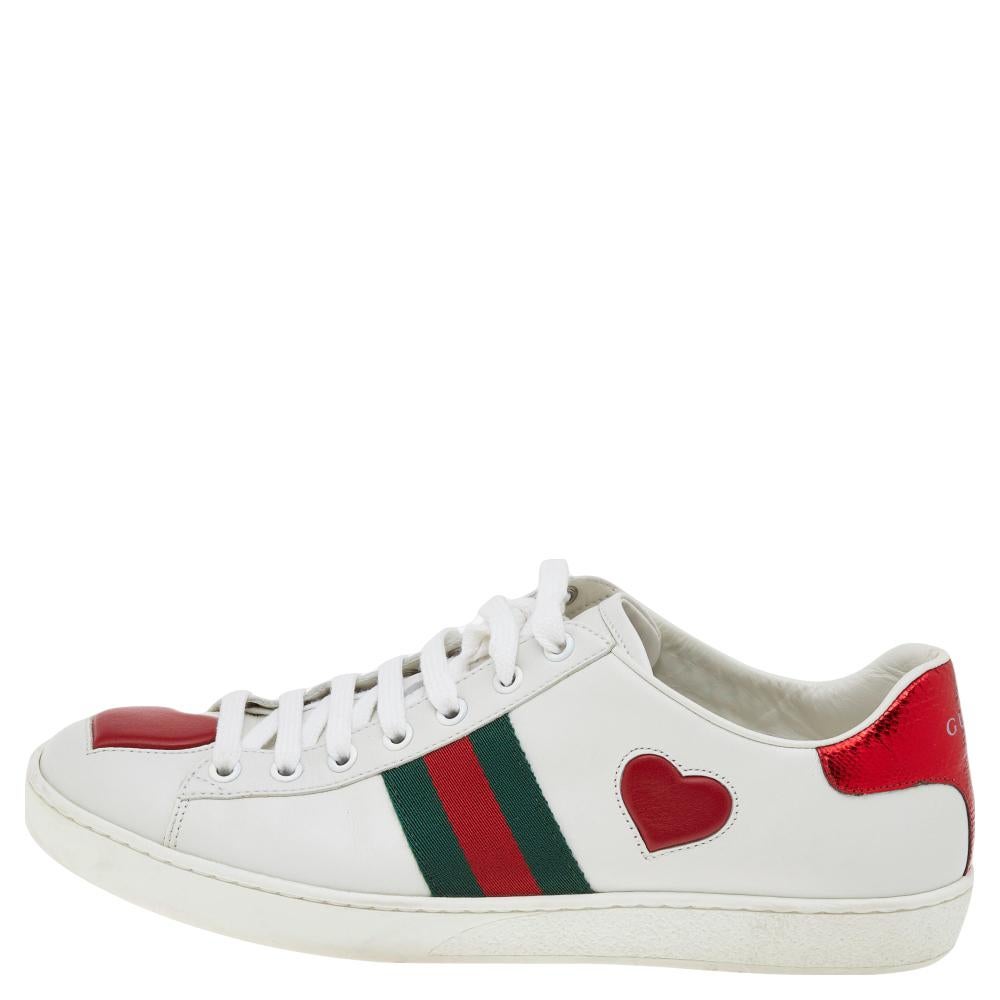 These sneakers from Gucci are super comfortable and stylish in appearance. They are designed using white leather and canvas on the exterior. They are adorned with the iconic Web Stripe trim detailing on the sides, lace-ups on the vamps, and Heart