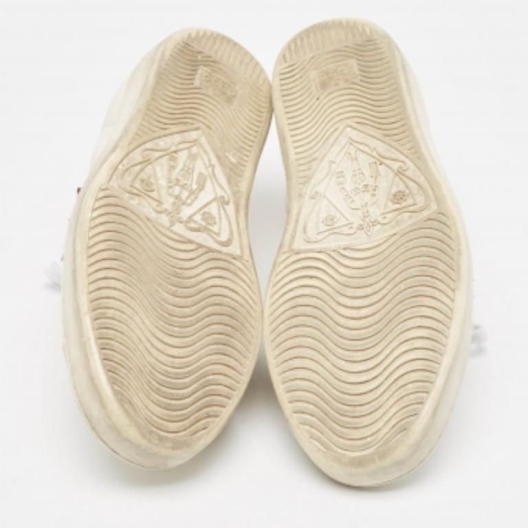 Verleihen Sie Ihrem Outfit ein luxuriöses Update mit diesem Paar weißer Sneaker von Gucci. Die Schuhe sind perfekt genäht, so dass Sie in ihnen lange Zeit eine gute Figur machen.