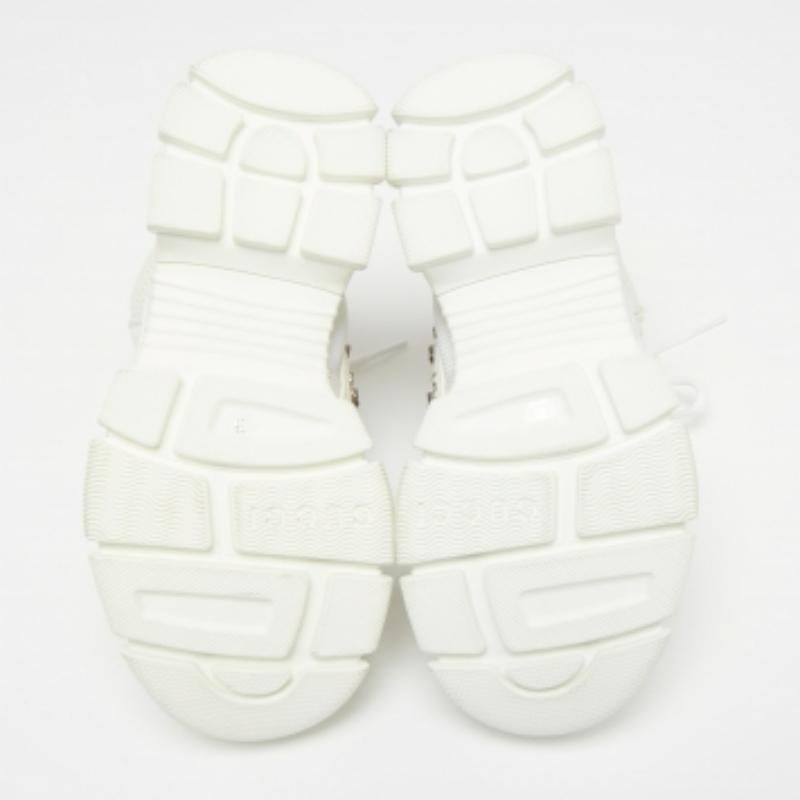 Inspirées des chaussures de randonnée, les baskets Gucci Flashtrek s'inscrivent avec élégance dans la tendance des chaussures trapues. Montées sur une épaisse semelle, ces chaussures sont fabriquées en cuir et en daim et doublées de fourrure.