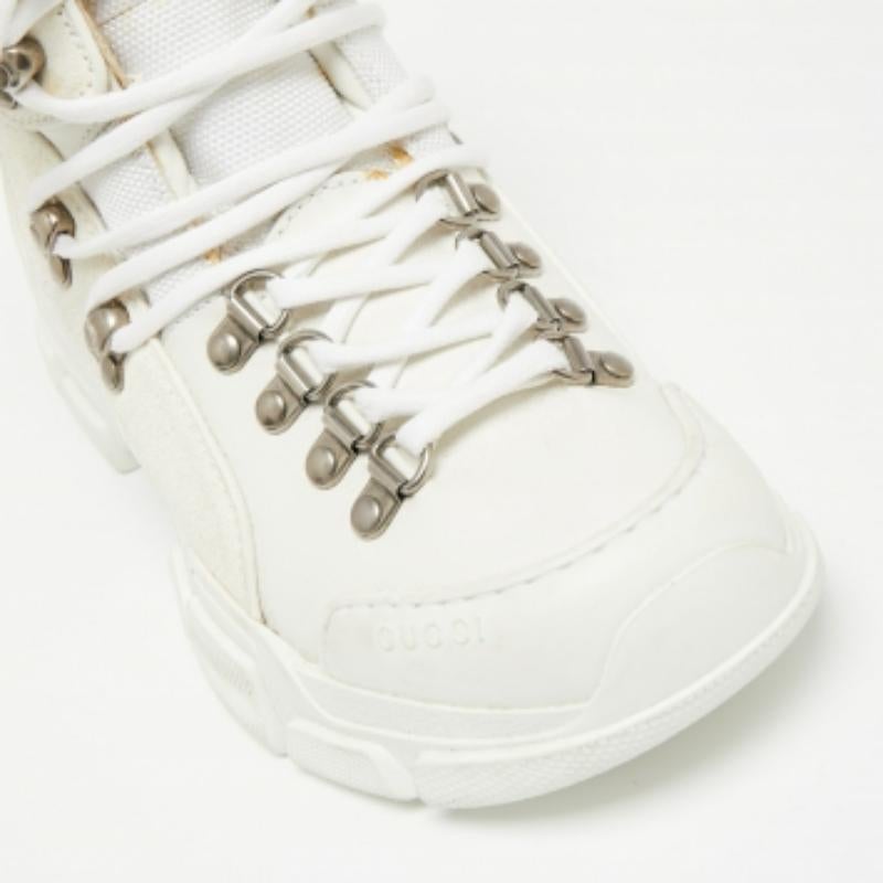 Gucci Flashtrek en cuir et daim blanc  Baskets montantes Taille 35 Bon état - En vente à Dubai, Al Qouz 2