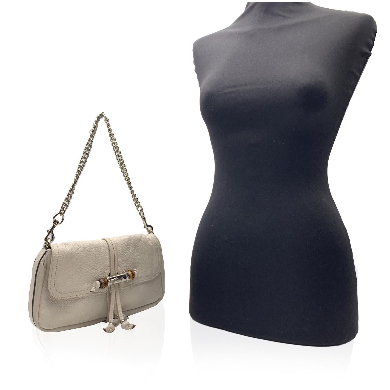 Gucci'Bamboo Croisette' in white pebbled leather. Silver metal front hardware with engraved Gucci signature and Bamboo detailing. Flap closure. Removable chain strap. Black fabric lining. 1 side open pocket inside. 'GUCCI - Made in Italy ' tag