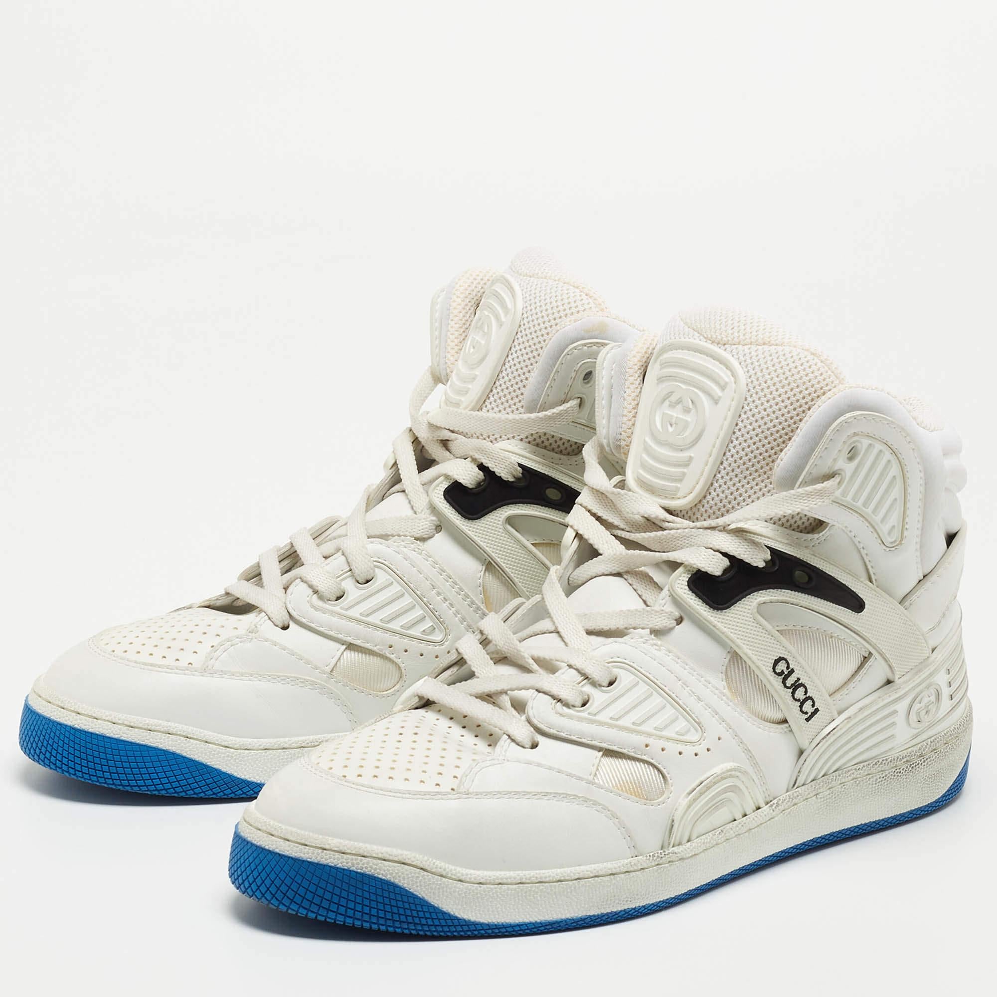 Comfort e alta moda si fondono in queste sneakers alte da basket di Gucci. Sono stati realizzati con materiali di alta qualità e con un design robusto. Aggiungili al tuo armadio e cammina per le strade con stile!

