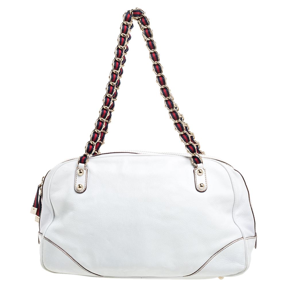 This Capri satchel by Gucci is crafted in a smart silhouette and exudes Italian craftsmanship. Made with white leather, it features two chain shoulder straps detailed with the signature web stripe. It flaunts two zipper pockets on the front, and the