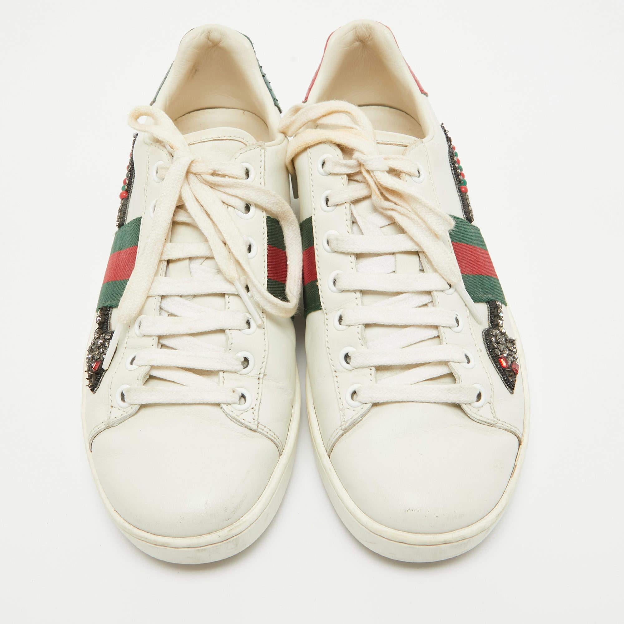 Gucci Weiße Leder verzierte Arrow Ace Turnschuhe mit Pfeil Größe 37 im Zustand „Relativ gut“ im Angebot in Dubai, Al Qouz 2