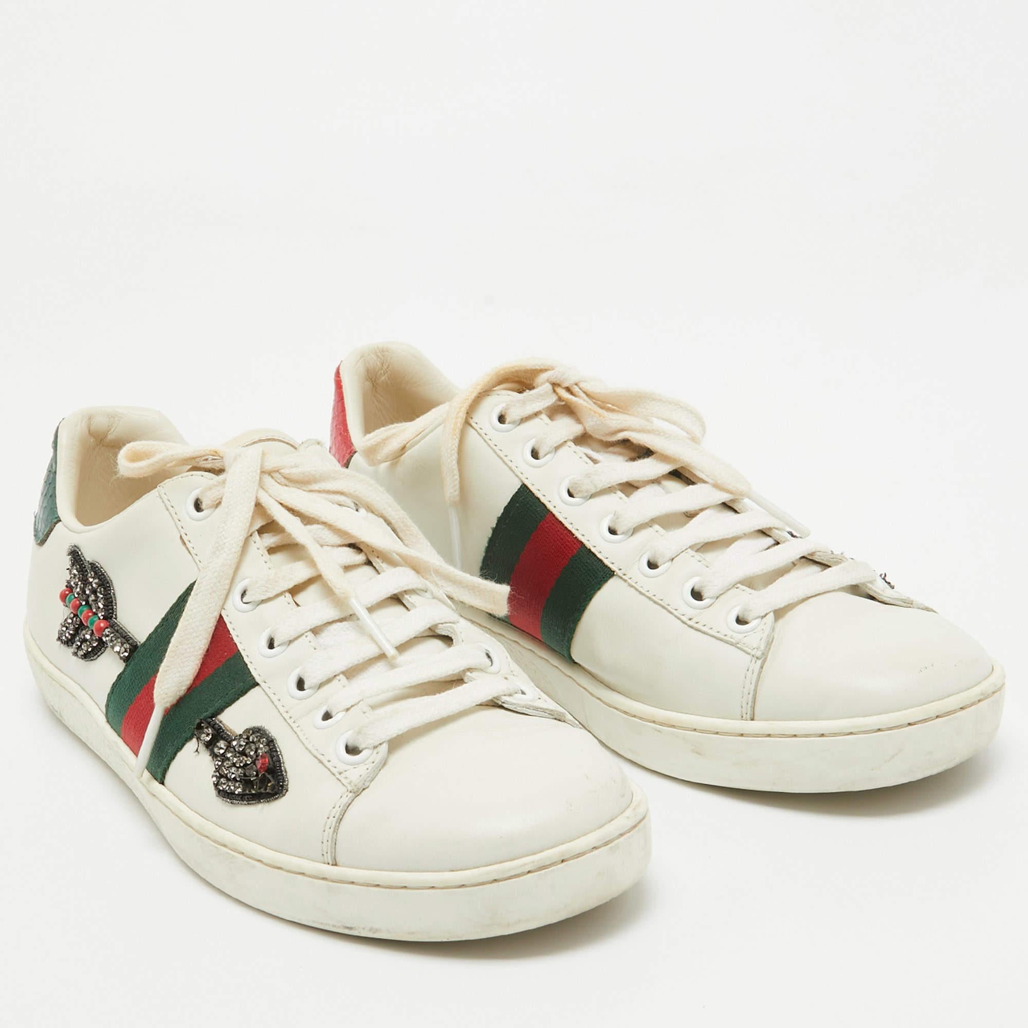 Gucci Weiße Leder verzierte Arrow Ace Turnschuhe mit Pfeil Größe 37 Damen im Angebot
