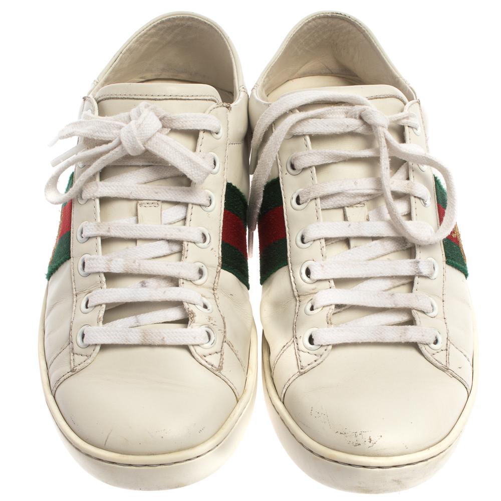 Stacked with signature details, this Gucci pair is rendered in leather and is designed in a low-cut style with lace-up vamps. The sneakers have been fashioned with the iconic web stripes and embroidered bee motifs on the sides. Complete with