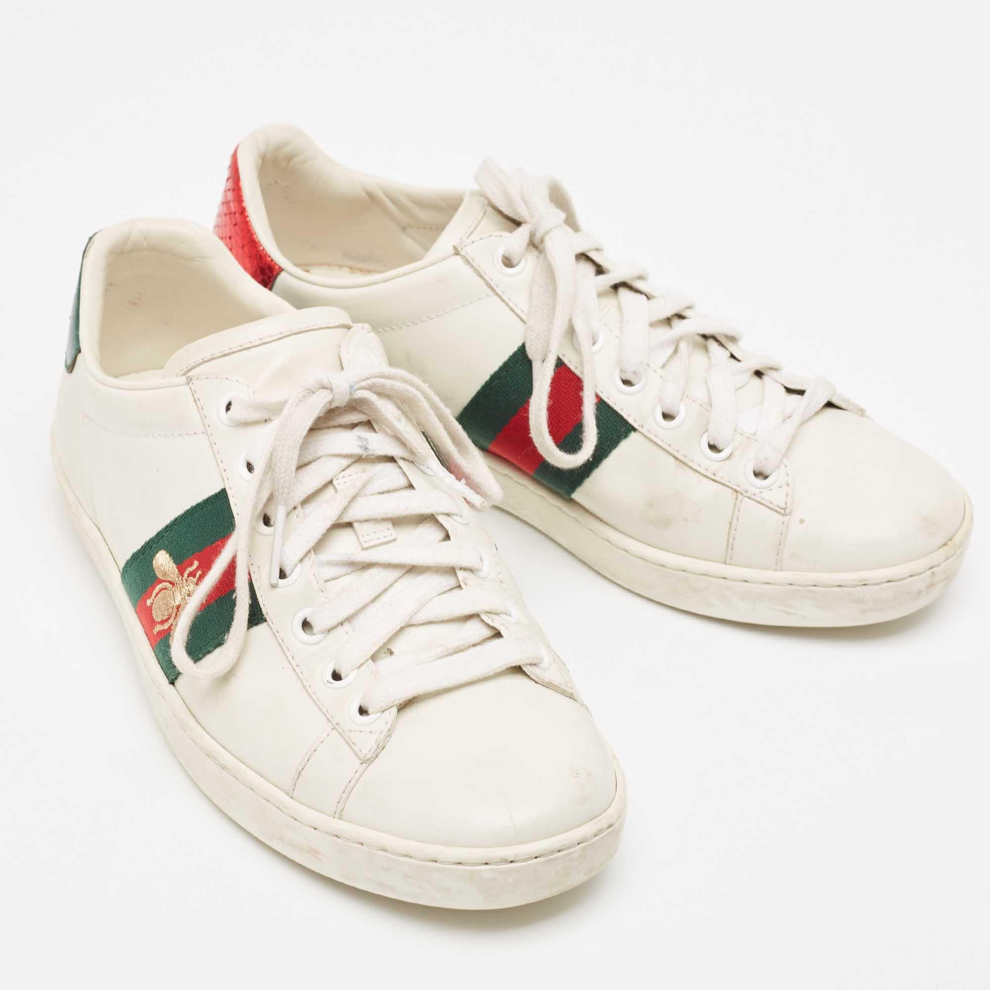 Gucci - Baskets en cuir blanc brodées en forme d'abeille - Taille 36 État moyen - En vente à Dubai, Al Qouz 2