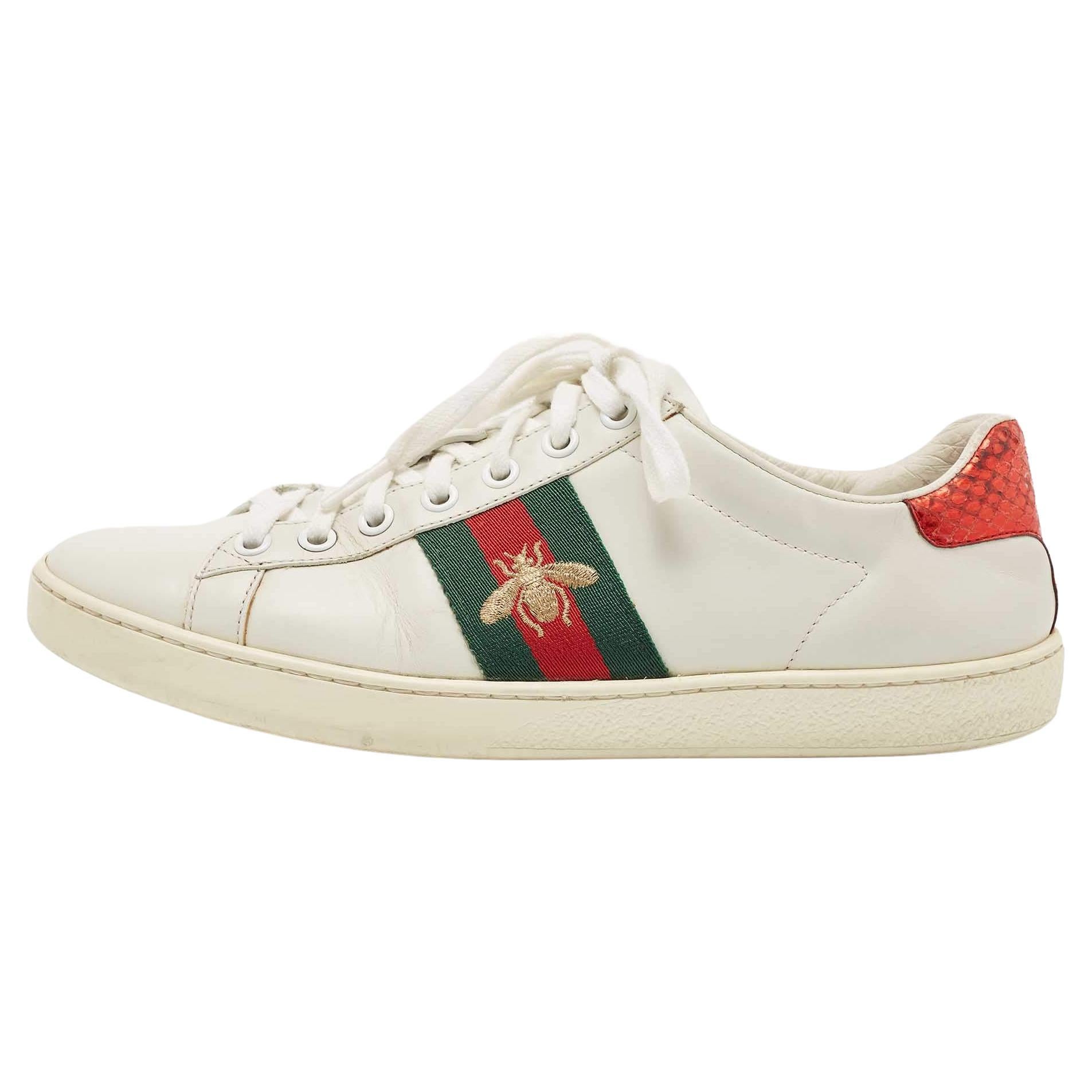 Gucci - Baskets en cuir blanc brodées en forme d'abeille - Taille 37.5 en vente