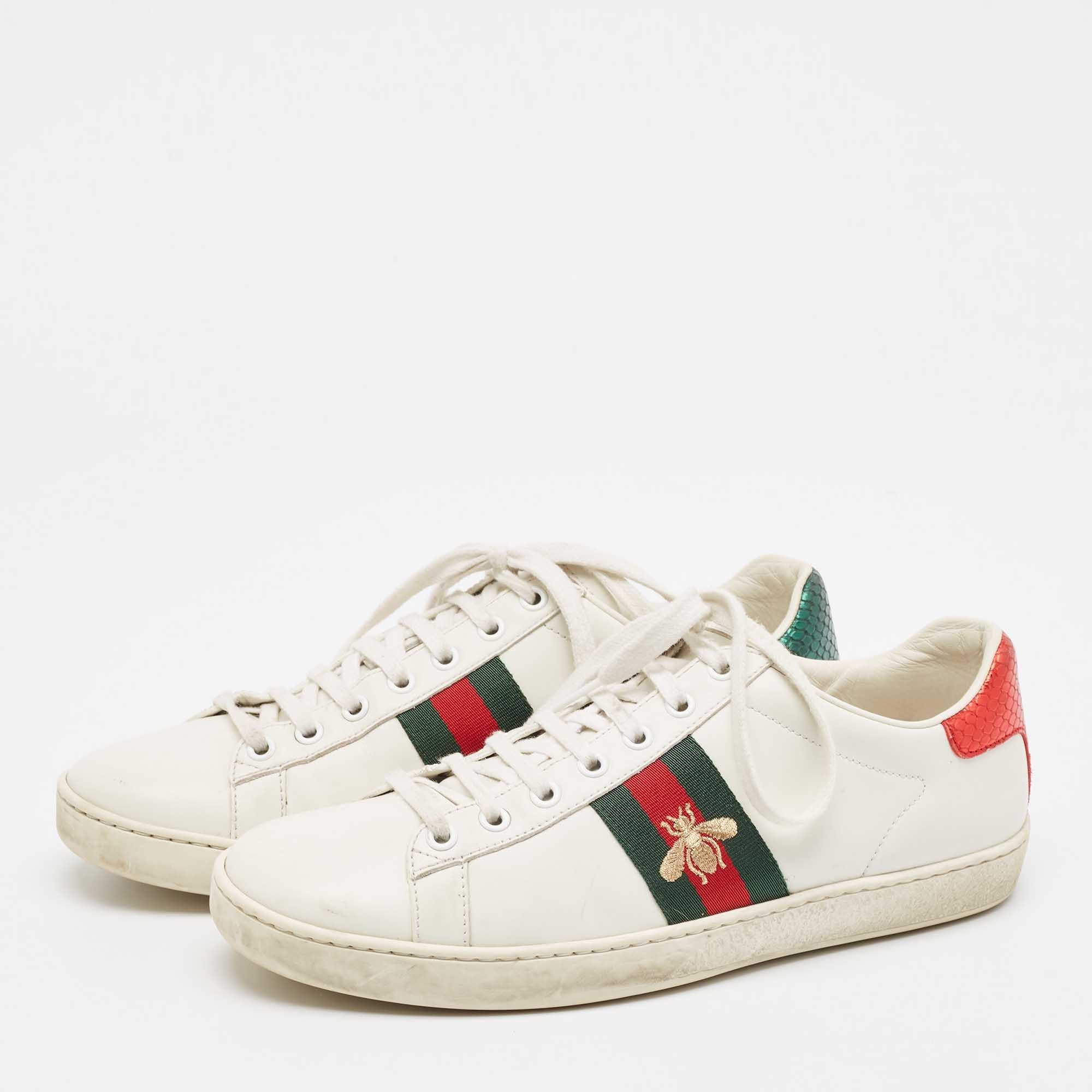 Silhouette classique  Ces chaussures de sport de marque sont une combinaison parfaite de luxe et d'élégance.  le confort  et le style. Ces baskets sont finies avec des détails de signature et des semelles confortables.