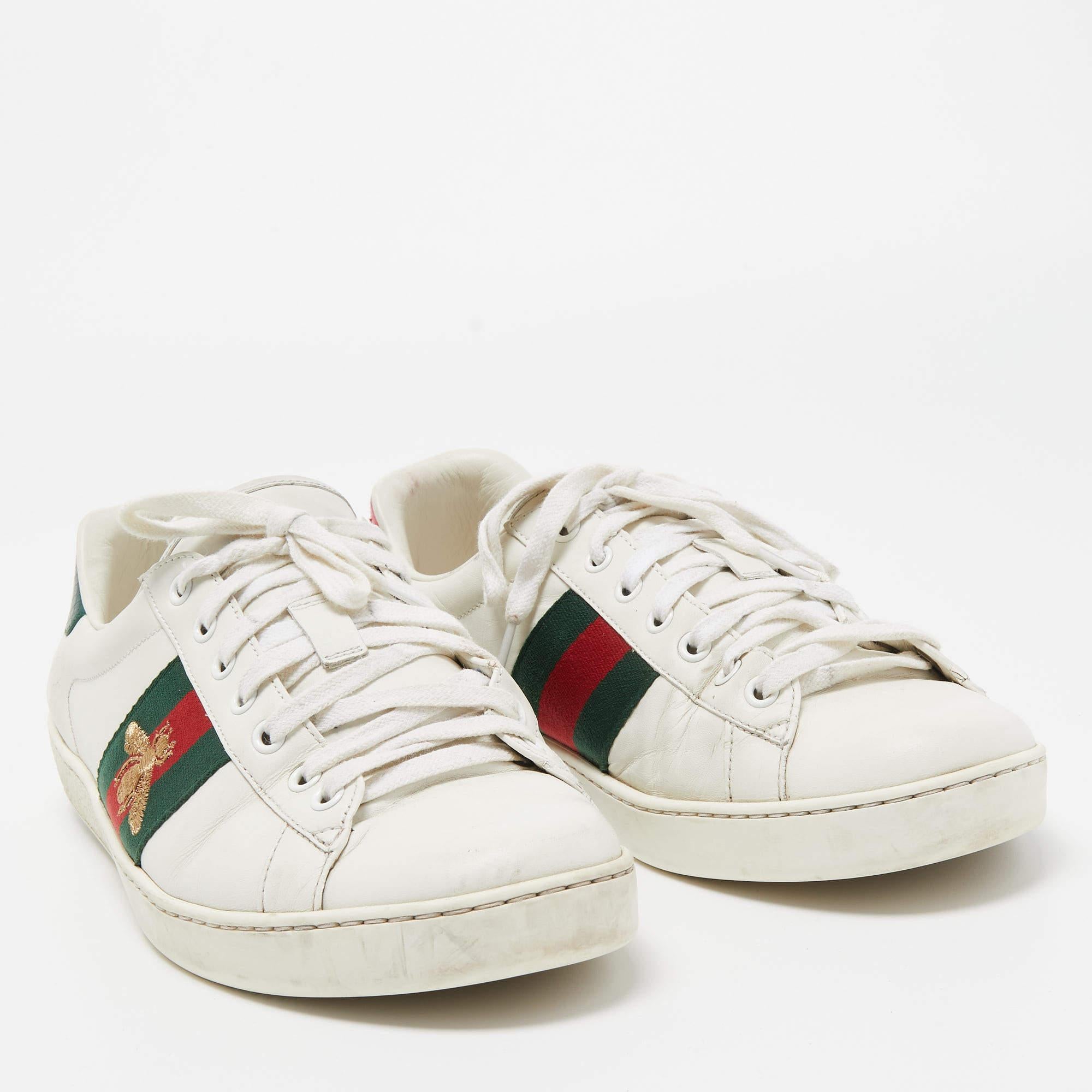 Gucci White Leather Embroidered Bee Ace Sneakers Size 43 In Fair Condition For Sale In Dubai, Al Qouz 2